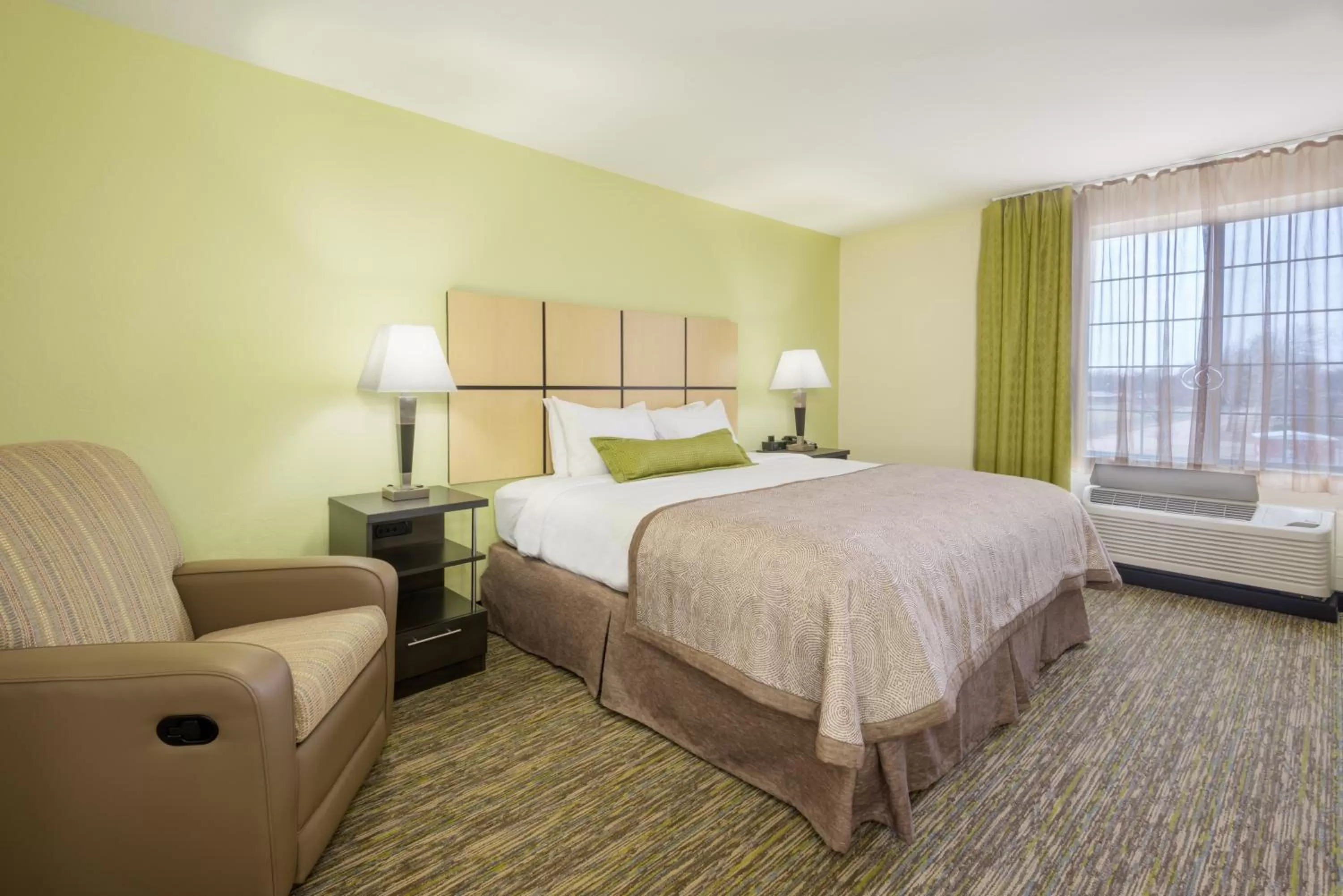 Photo of the whole room, Bed in Candlewood Suites Del City by IHG