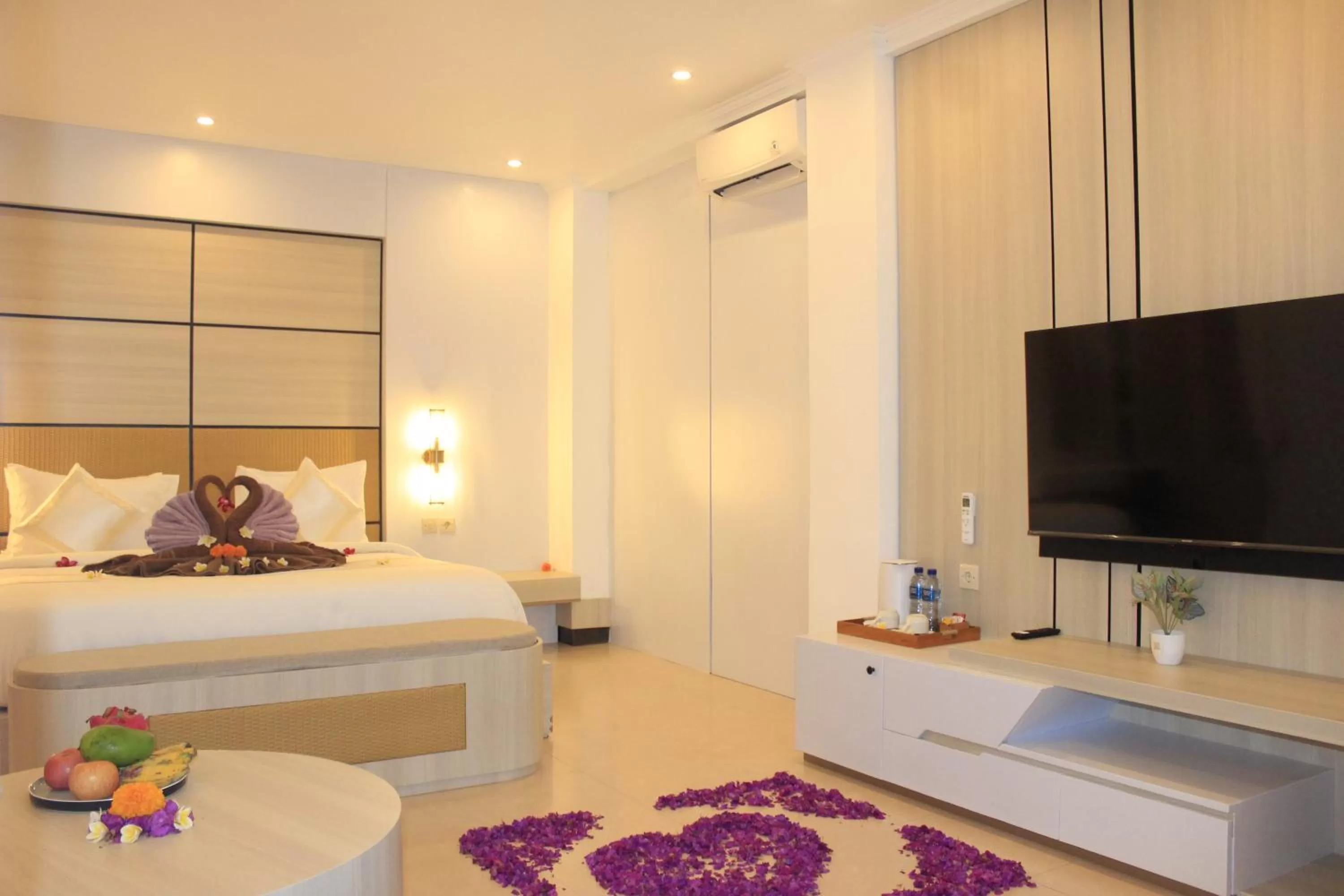 Communal lounge/ TV room, Bed in SUITE OCEAN BLUE