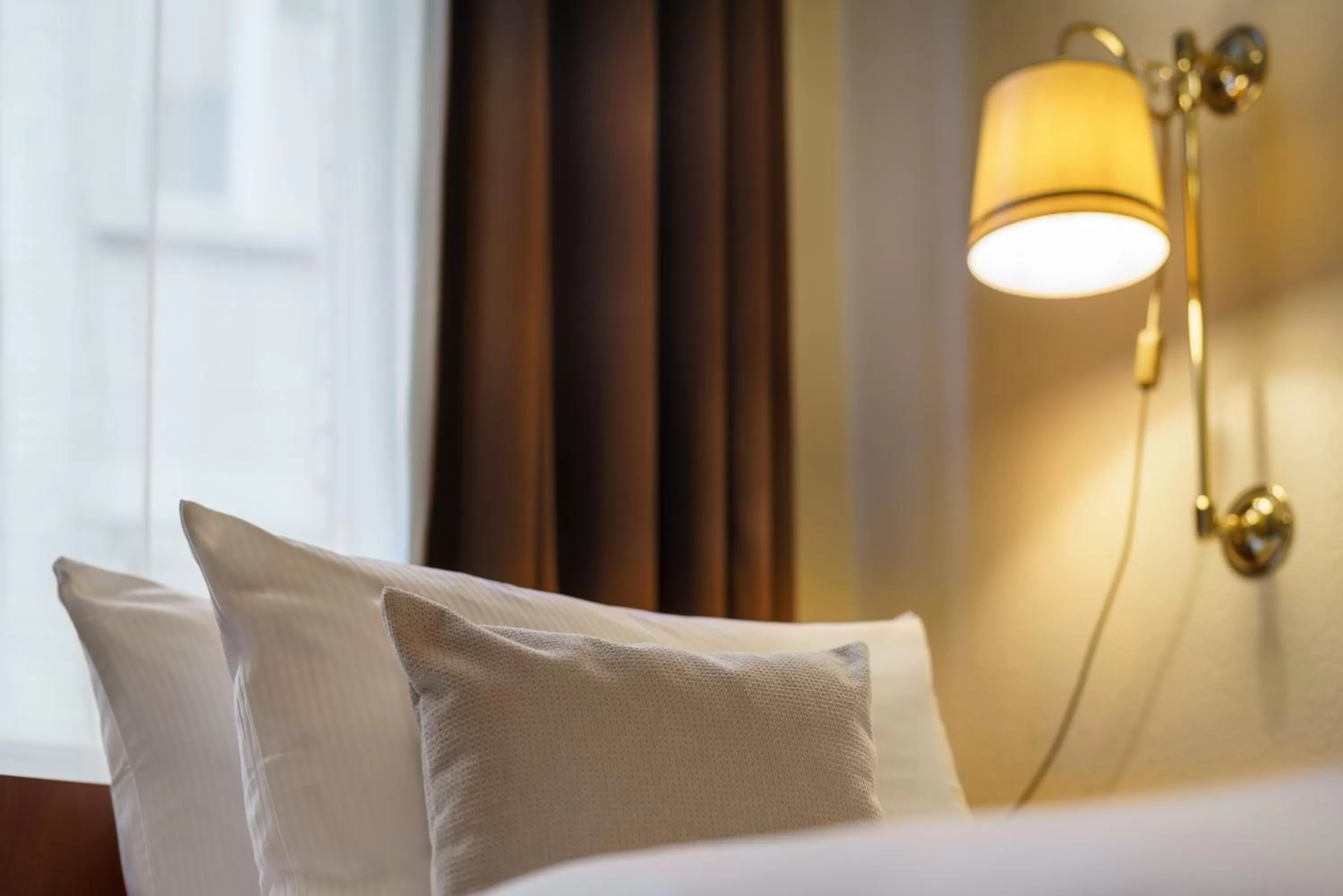 Photo of the whole room, Bed in Hotel Kronprinz Hamburg Hauptbahnhof