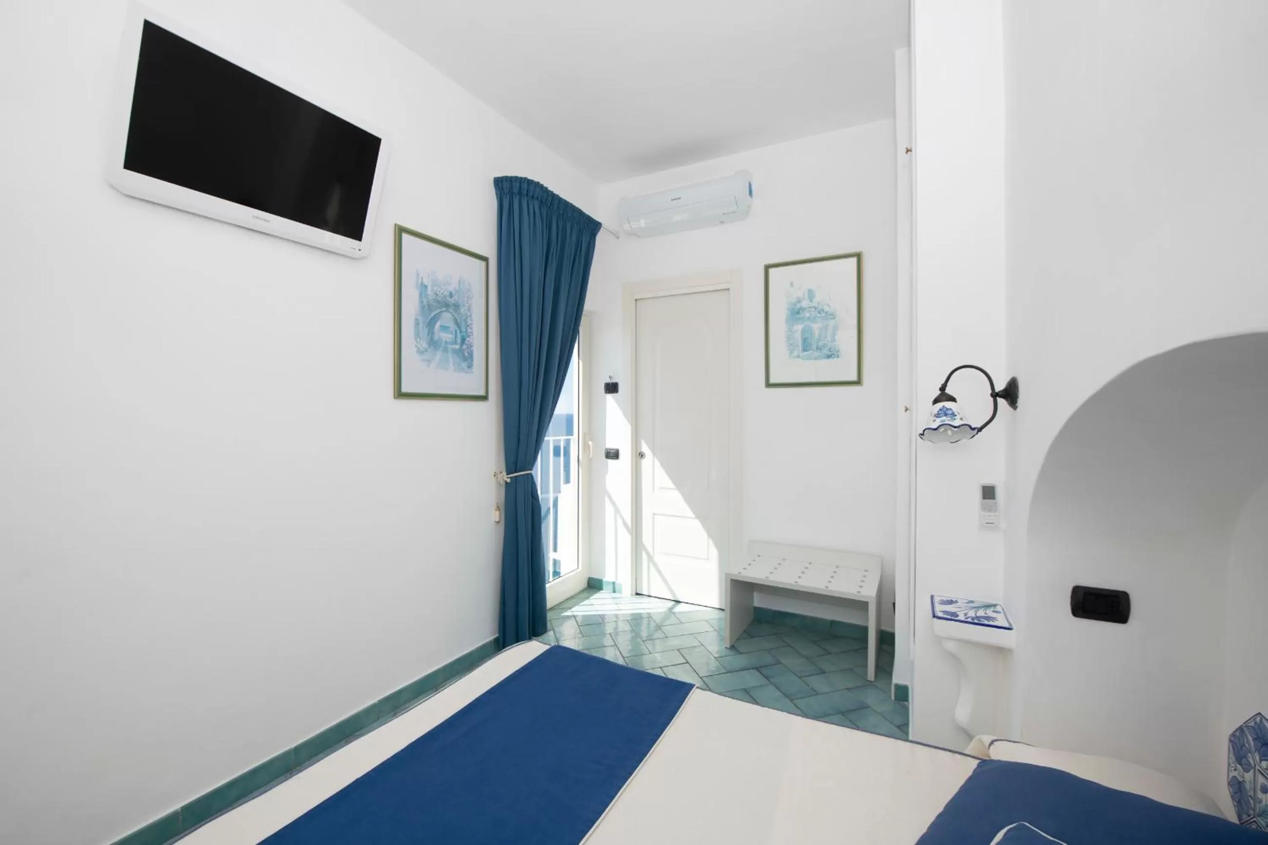 TV and multimedia, Bed in Hotel La Ninfa