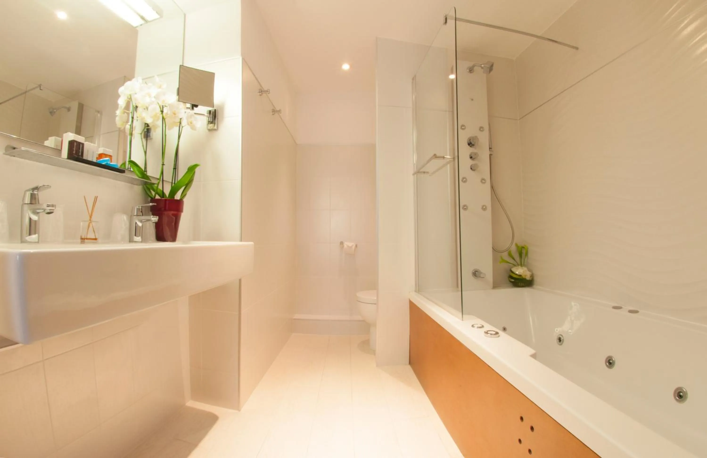 Shower in Hôtel Montaigne & Spa - Cannes Centre