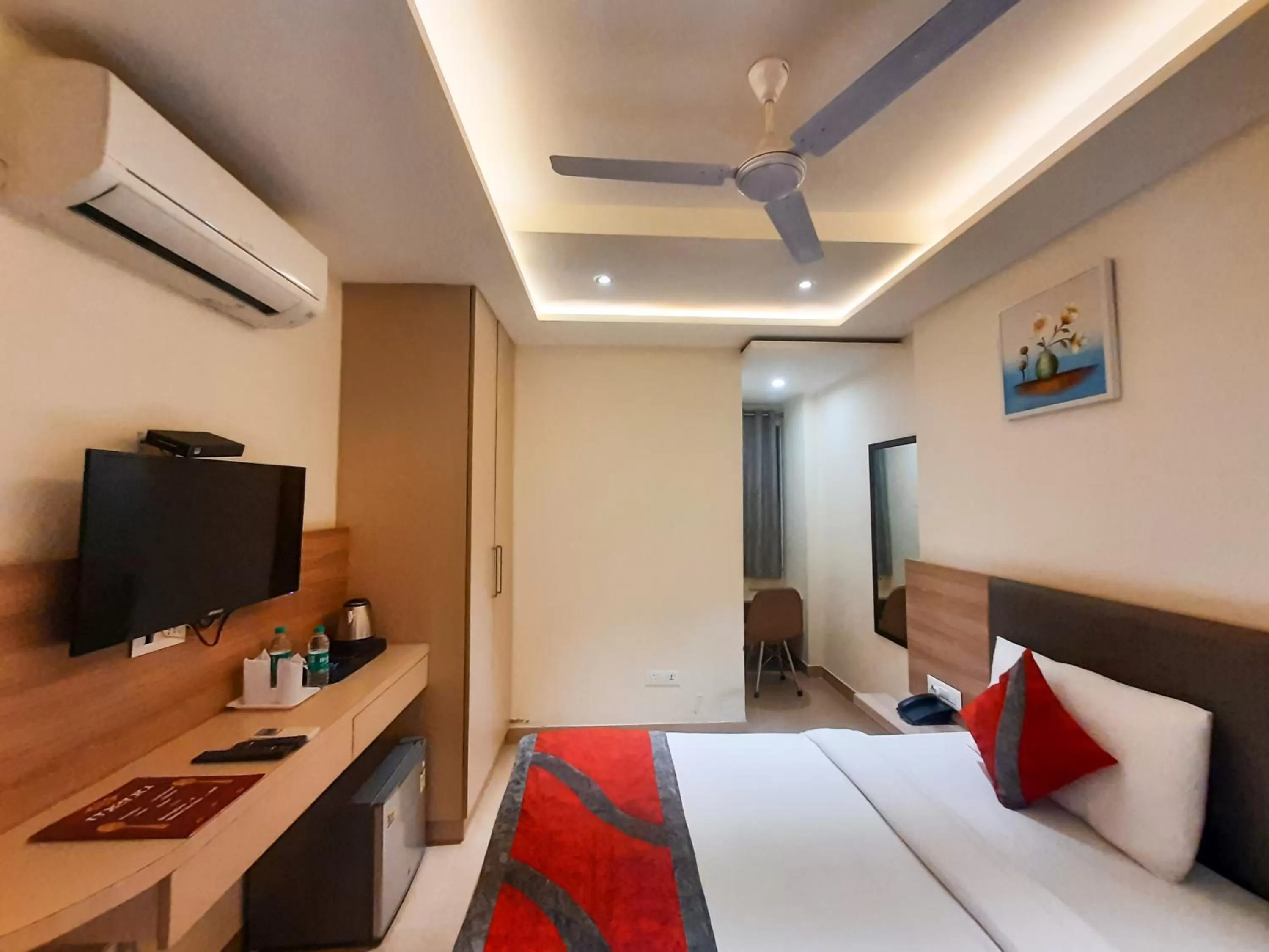 Bedroom, Bed in Hotel Tripple Tree - Karol Bagh