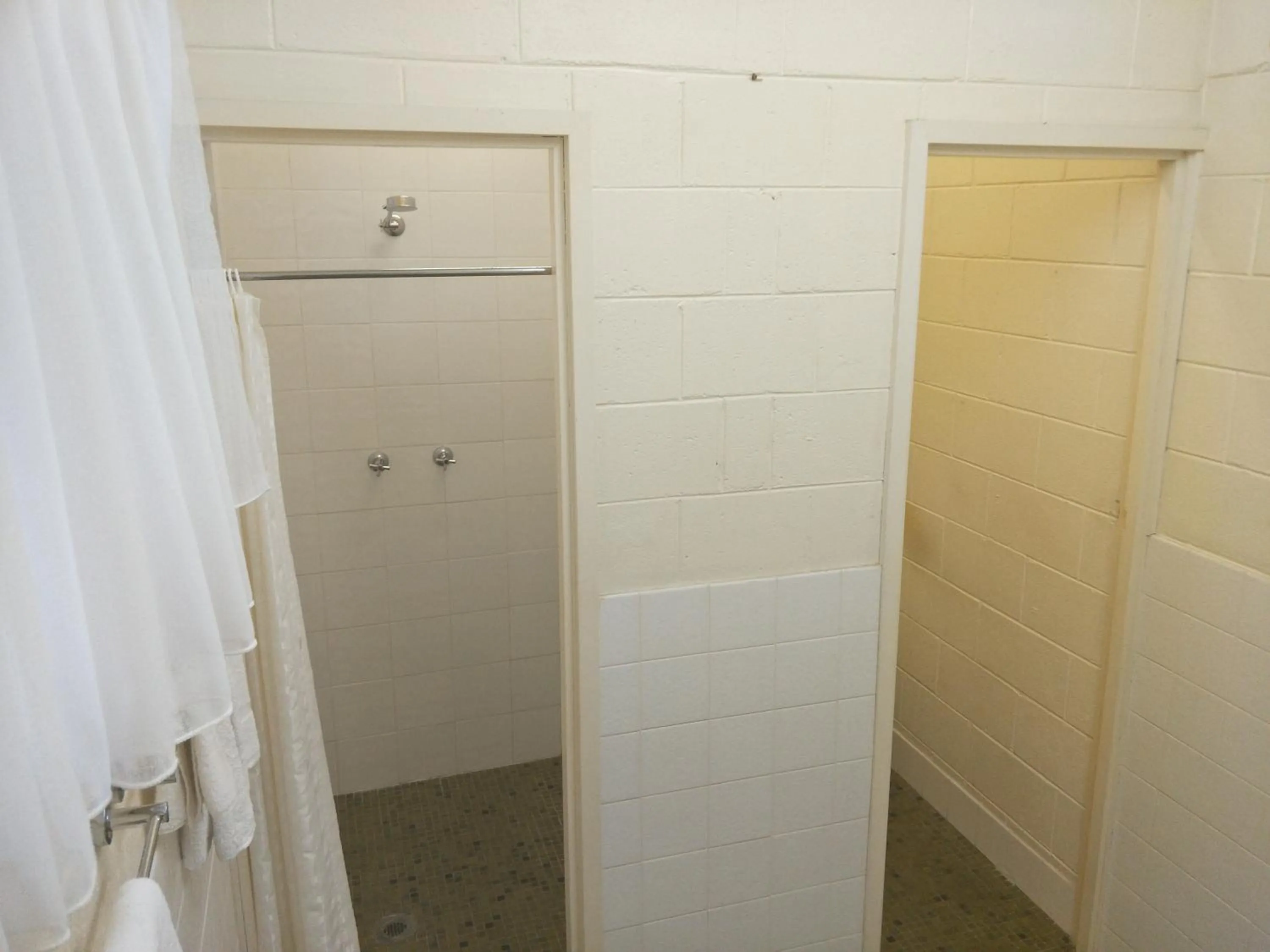 Shower in Arkana Motel