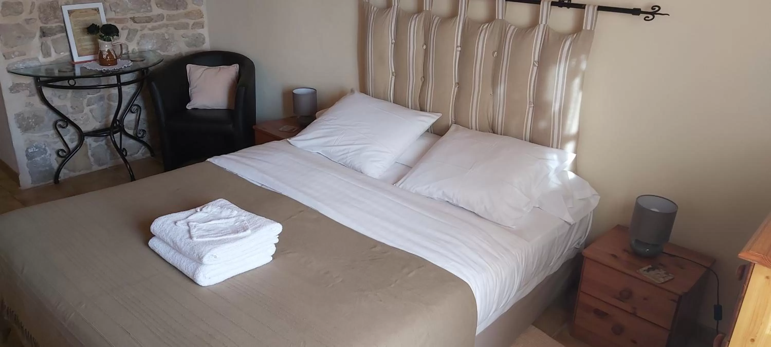 Bed in Chambres D'Hotes "Les Chiens Verts", jardin, terrasse, parking privé