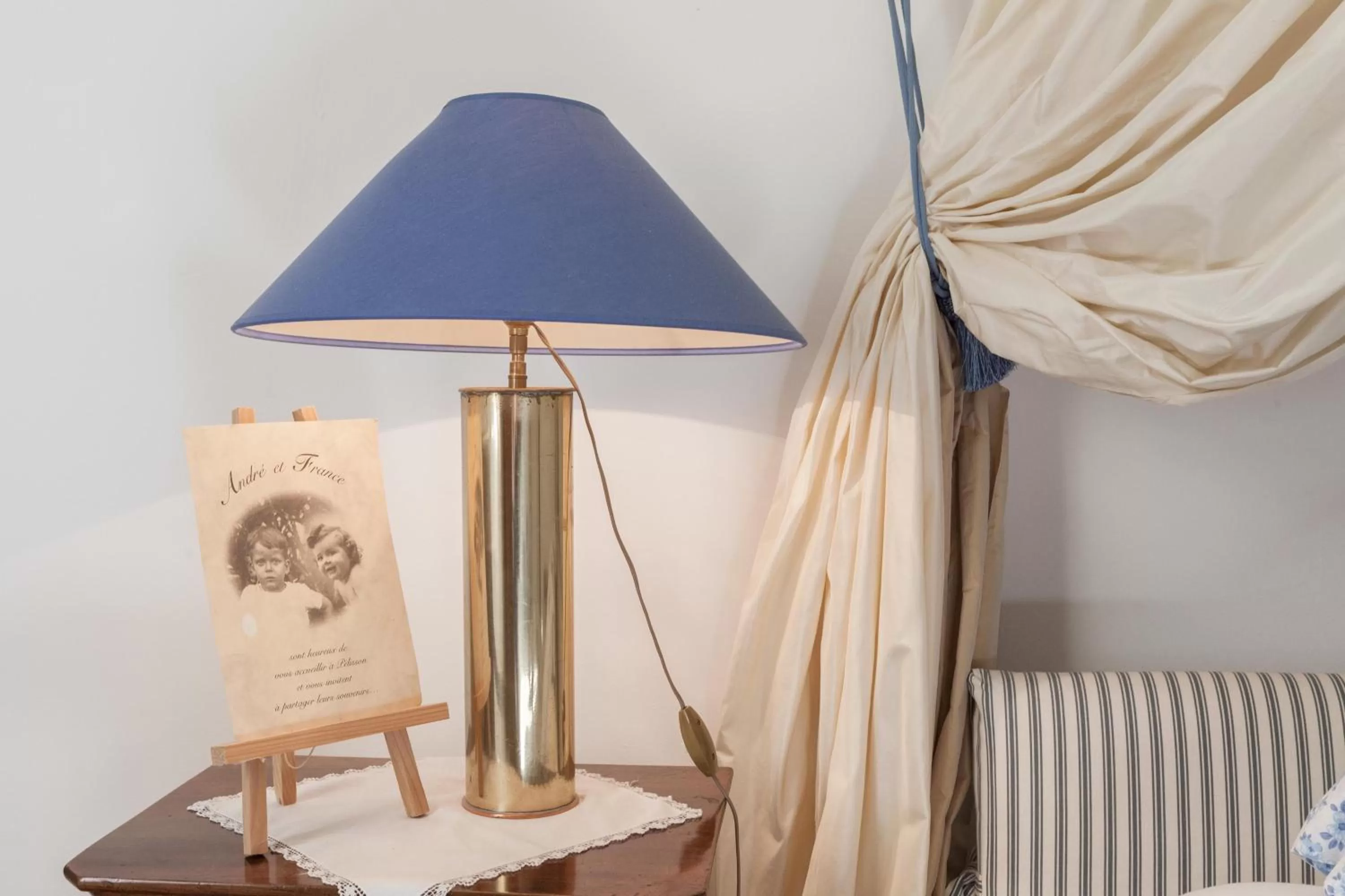 Decorative detail in Chambres d'hôtes de charme au REFUGE DU PEINTRE prés de St Emilion