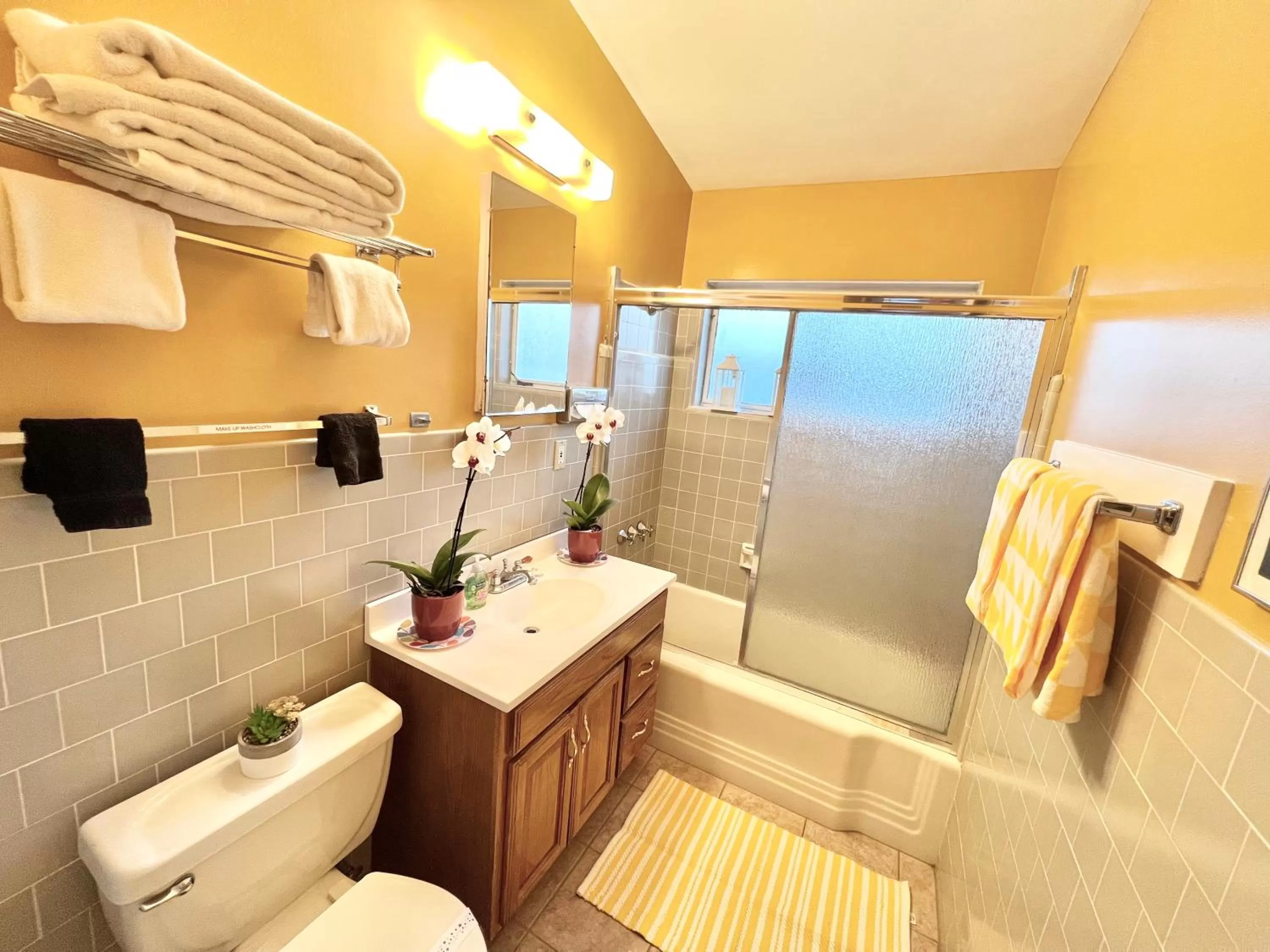 Bathroom in A PLACE IN THE SUN Hotel - ADULTS ONLY Big Units, 24h Heated Pool & Spa in 1 Acre Park Prime Location, DOG Friendly, TOP Midcentury Modern Boutique Hotel