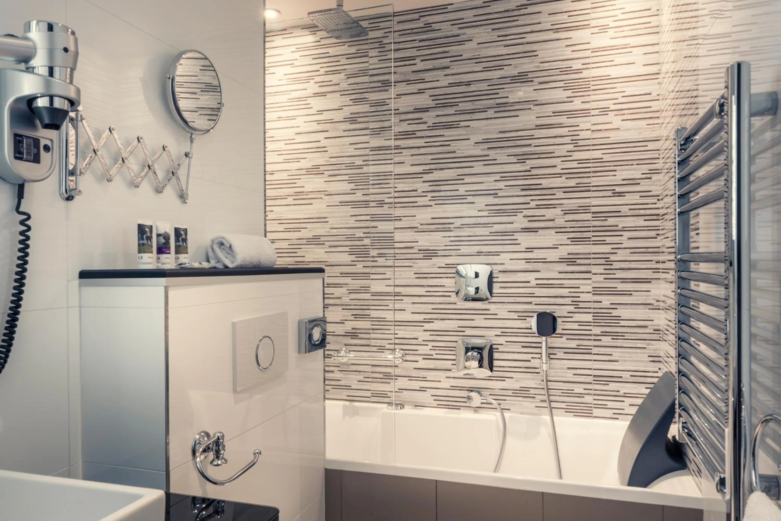 Bathroom in Mercure Paris Arc de Triomphe Wagram