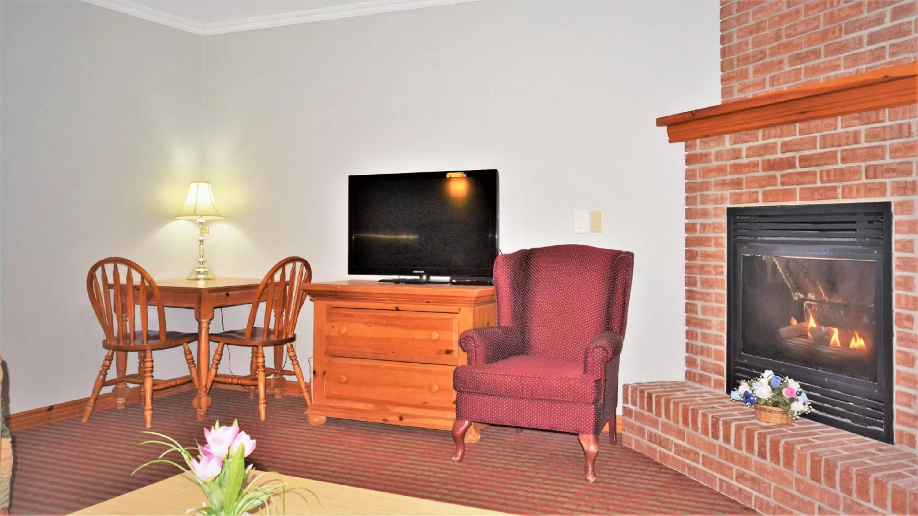 TV and multimedia in Knights Inn Colonial Fireside Inn