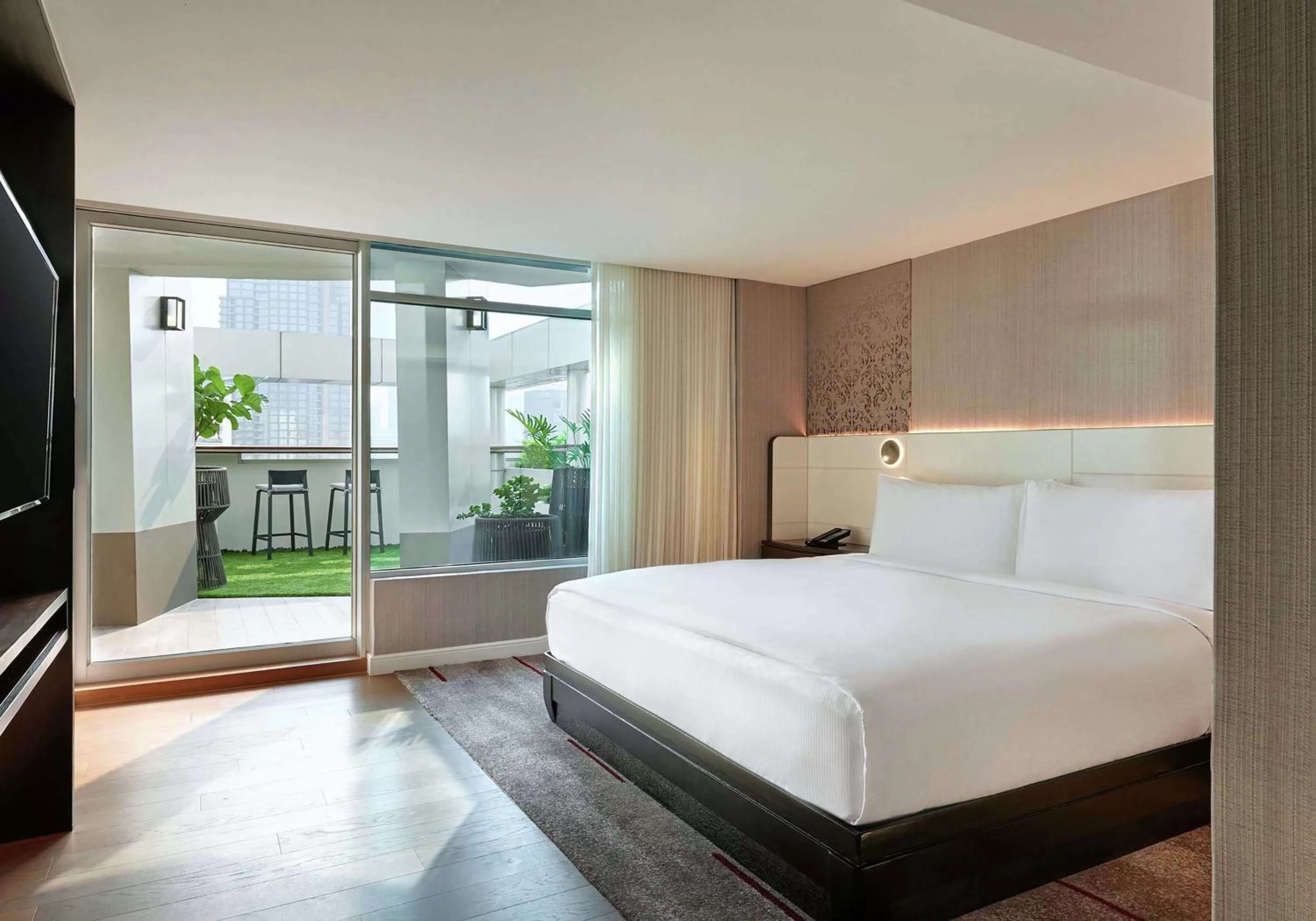 Bed in DoubleTree by Hilton Bangkok Ploenchit