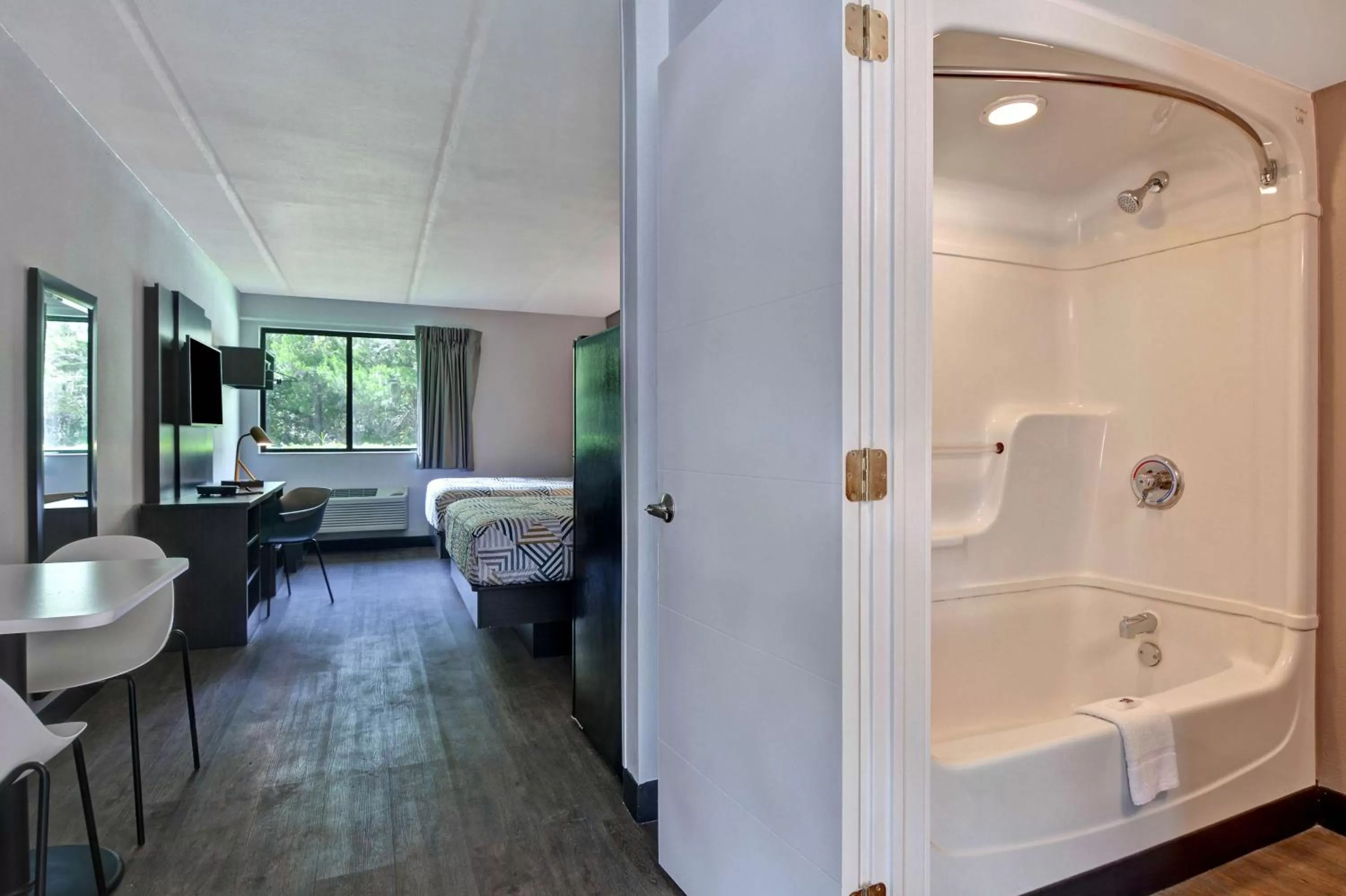 Photo of the whole room, Bed in Studio 6-Jacksonville, FL - Baymeadows