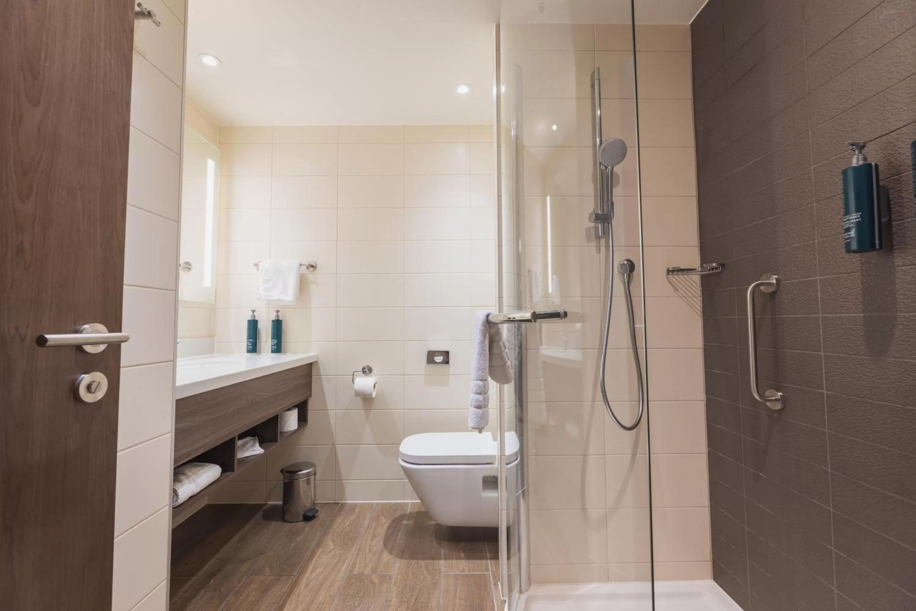 Shower in Hilton Garden Inn Birmingham Airport Uk