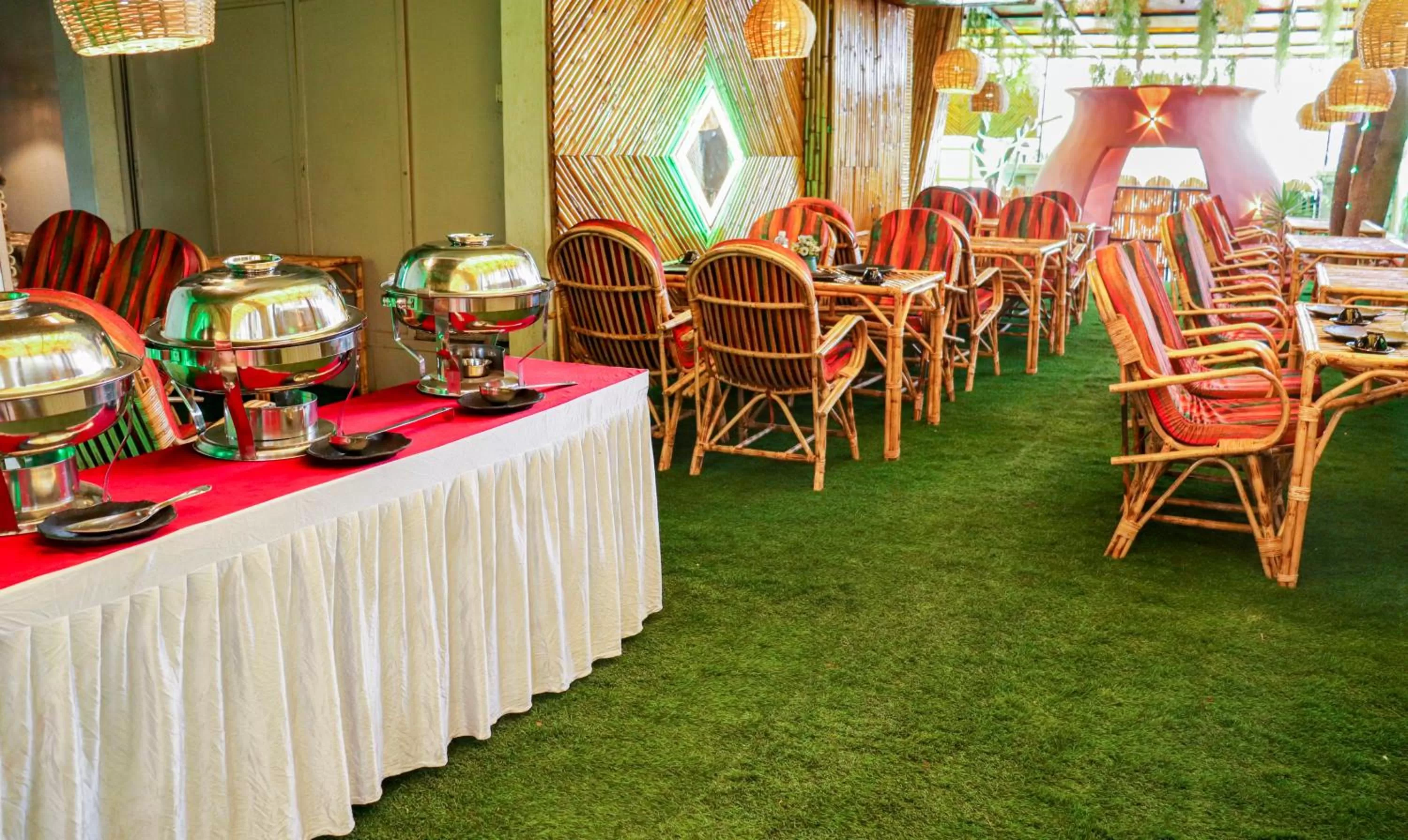 Restaurant/places to eat in Itsy By Treebo - Sky Vista