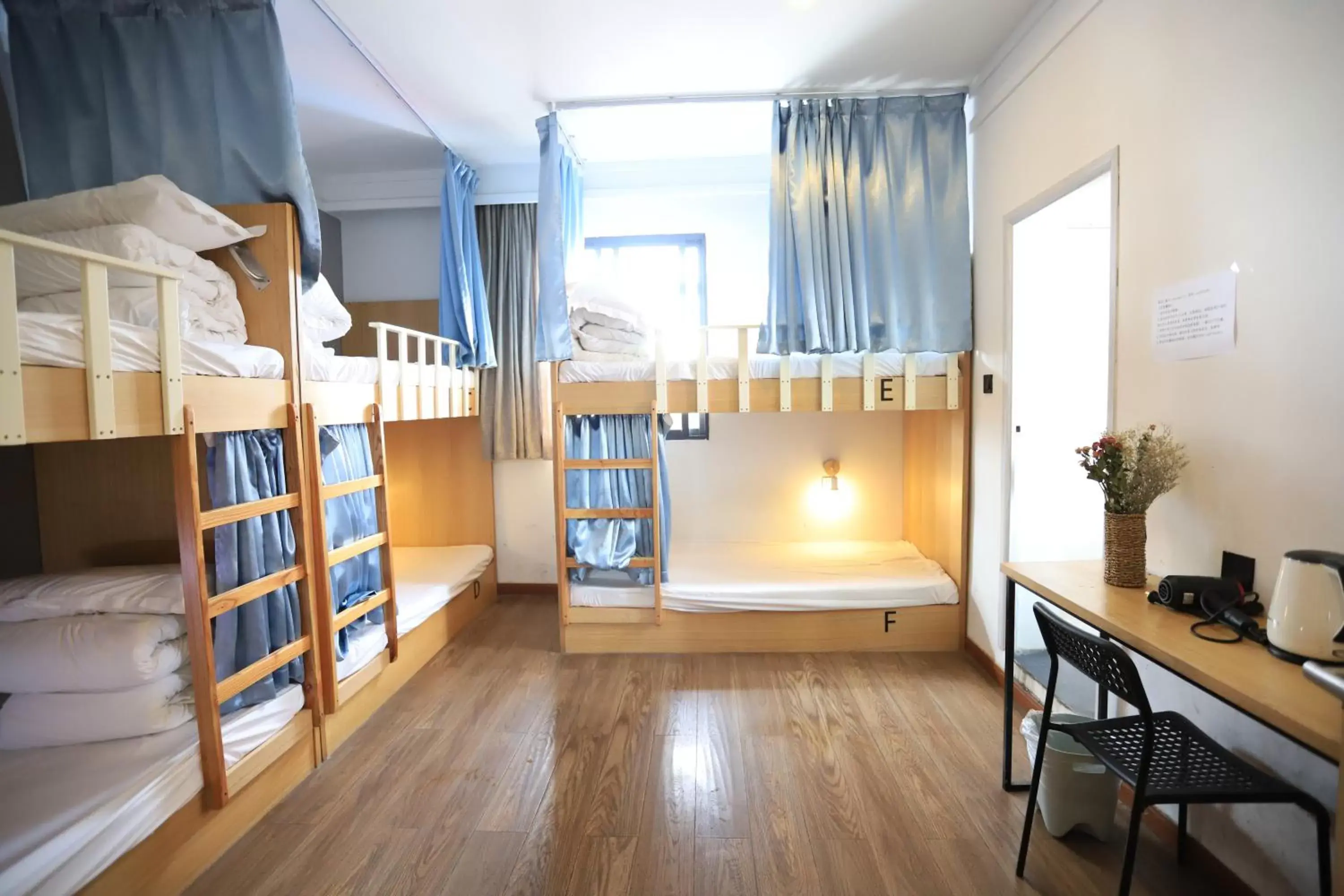 Bed in 6-Bed Female Dormitory Room in Guilin Travel light Hostel Bed in 6-Bed Female Dormitory Room in Guilin Travel light Hostel