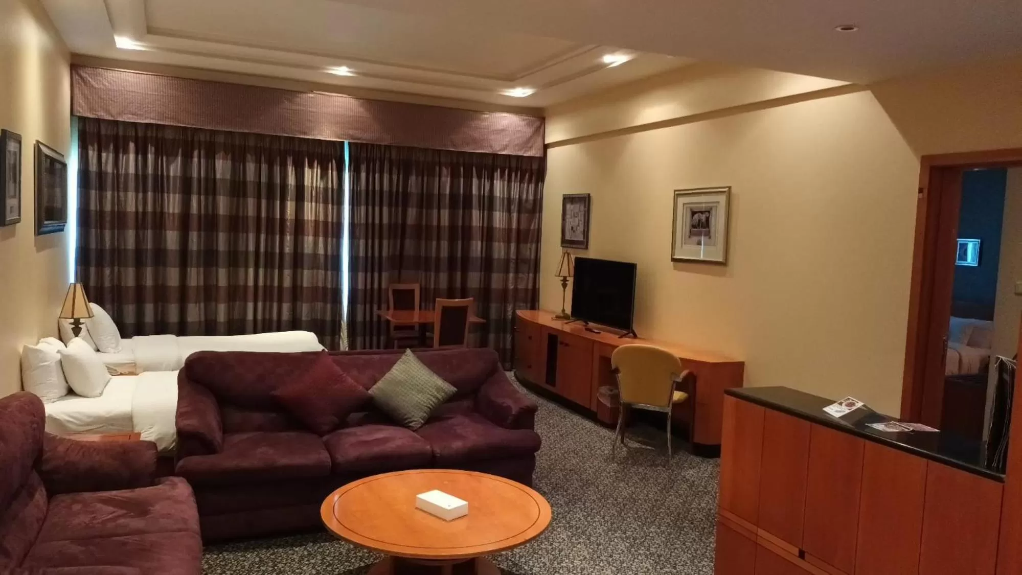 Living room, Bed in Gulf Court Hotel