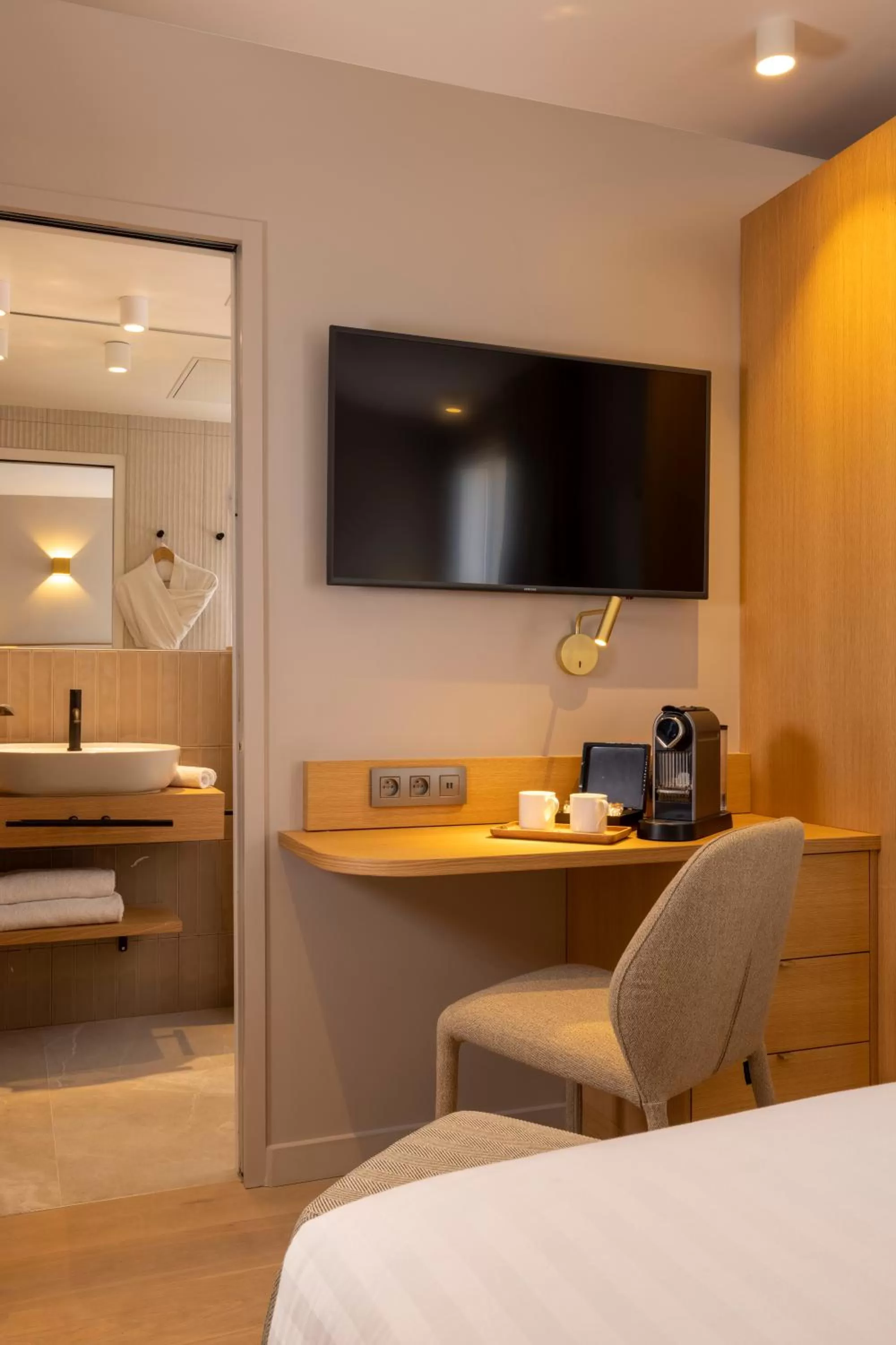 Bedroom, Bed in Hôtel Beige