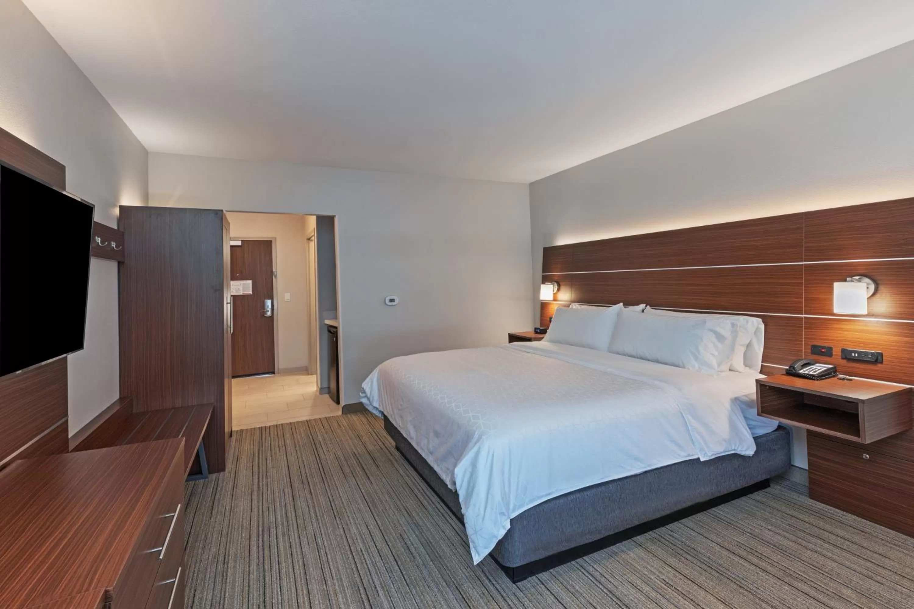 Bed in Holiday Inn Express & Suites - Parsons by IHG