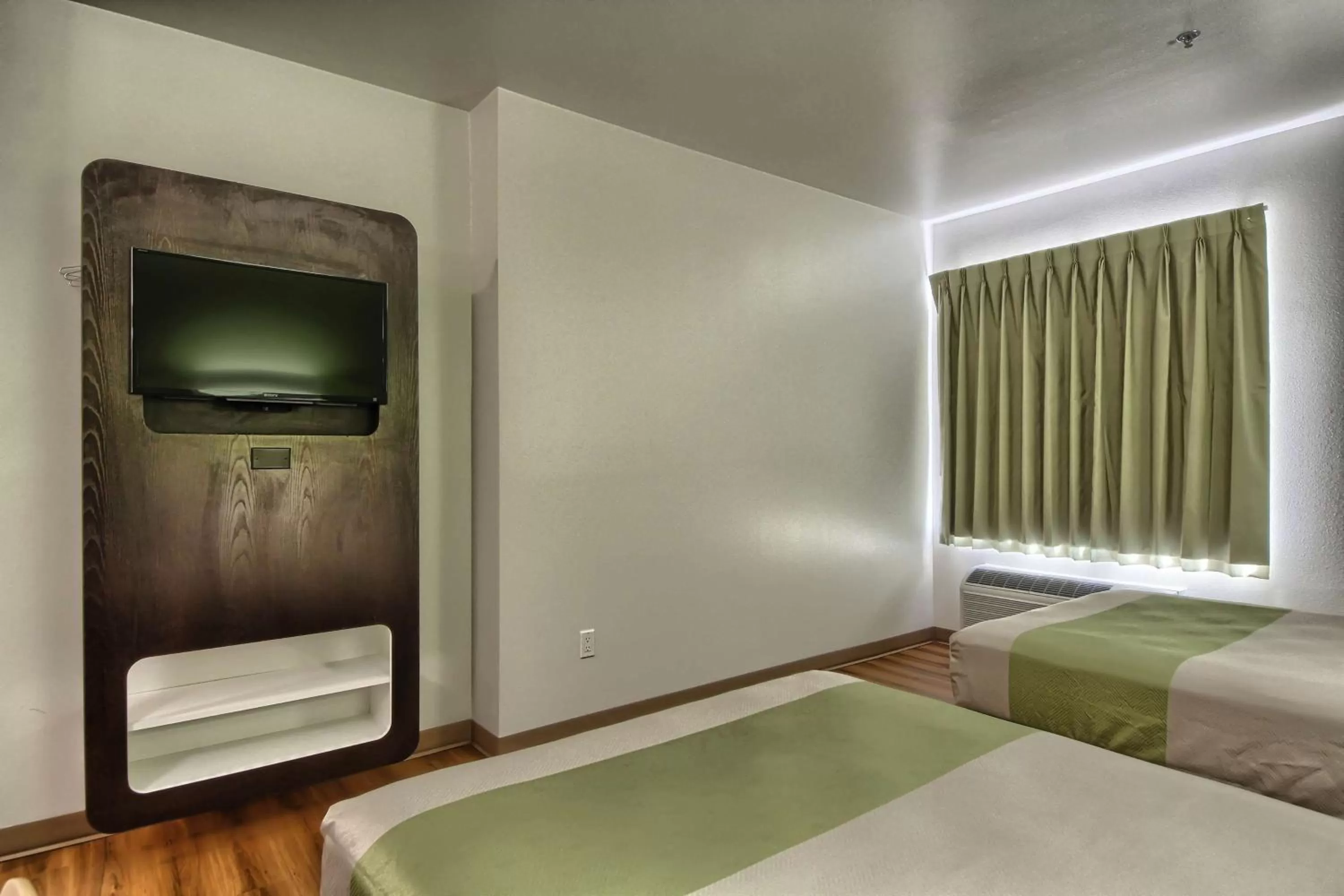 TV and multimedia, Bed in Motel 6-Weslaco, TX