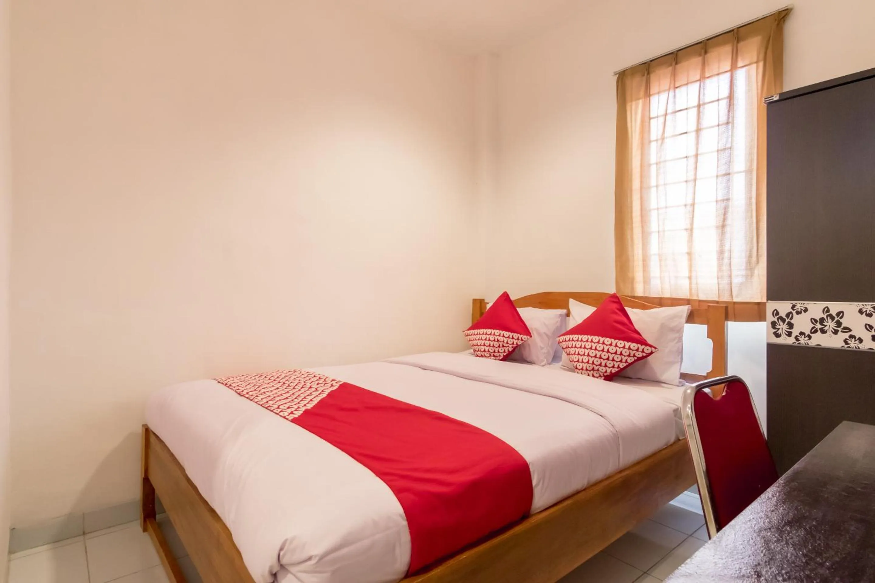 Bedroom, Bed in OYO 447 Hutasimo Residence