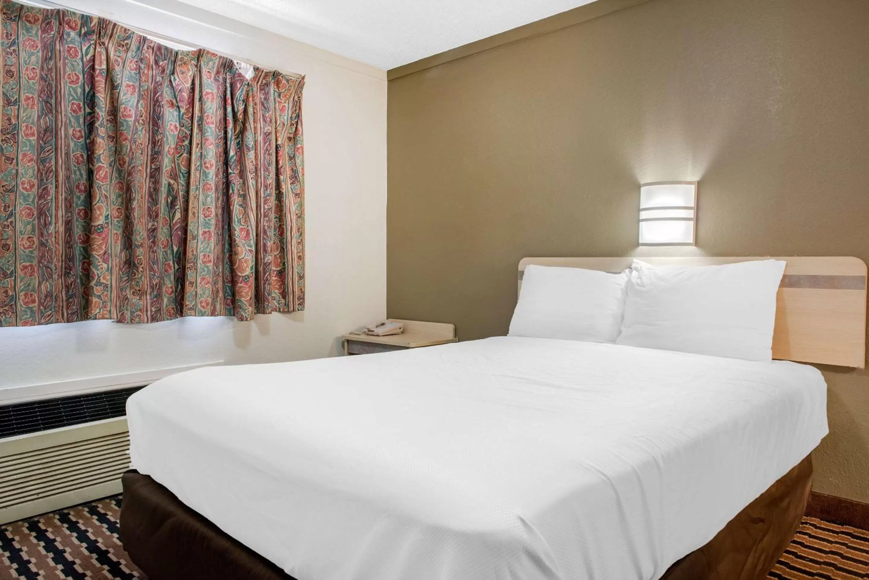 Photo of the whole room, Bed in Rodeway Inn Sharonville - Cincinnati North