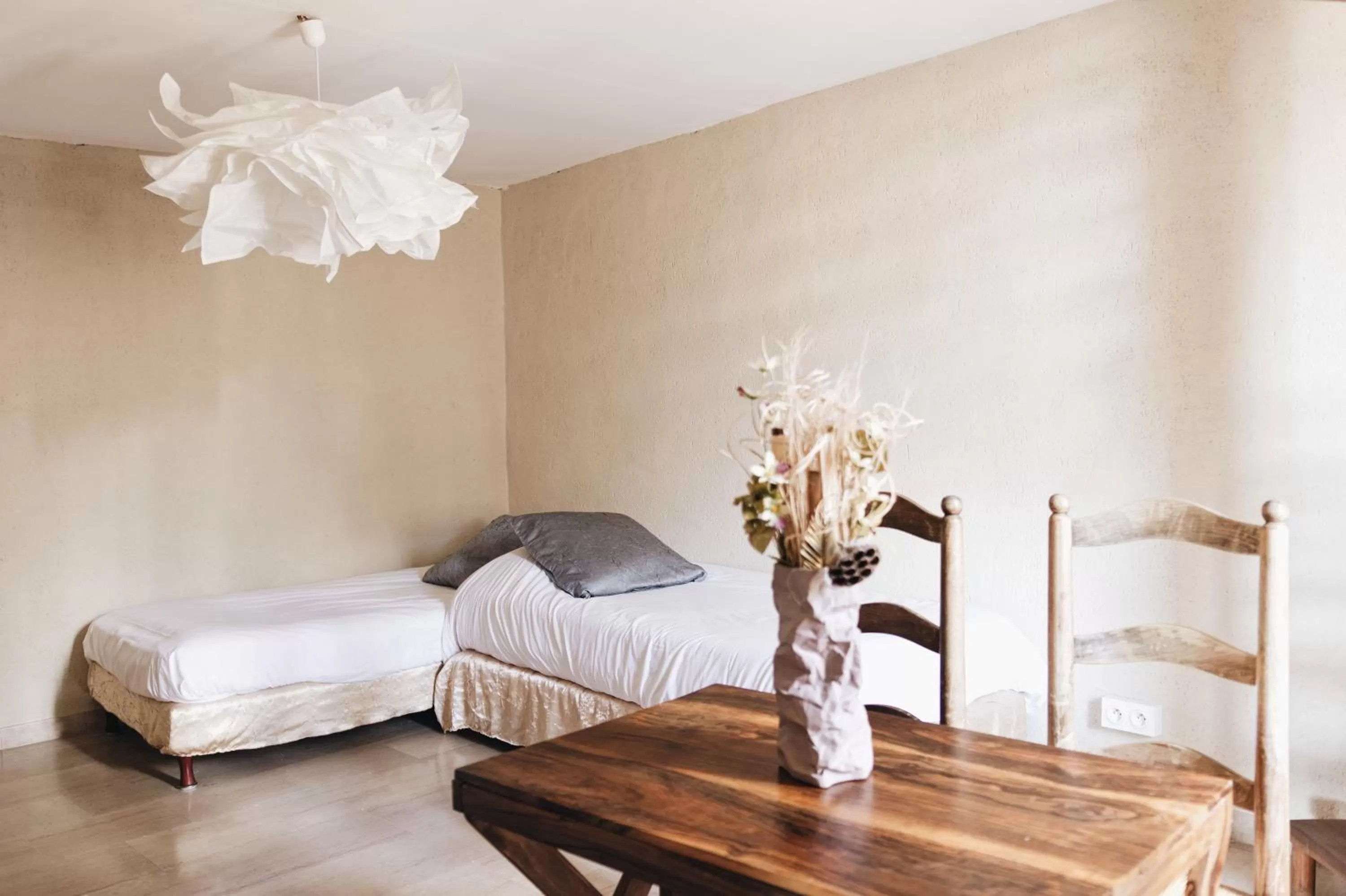 Bed in Hôtel la Fête en Provence