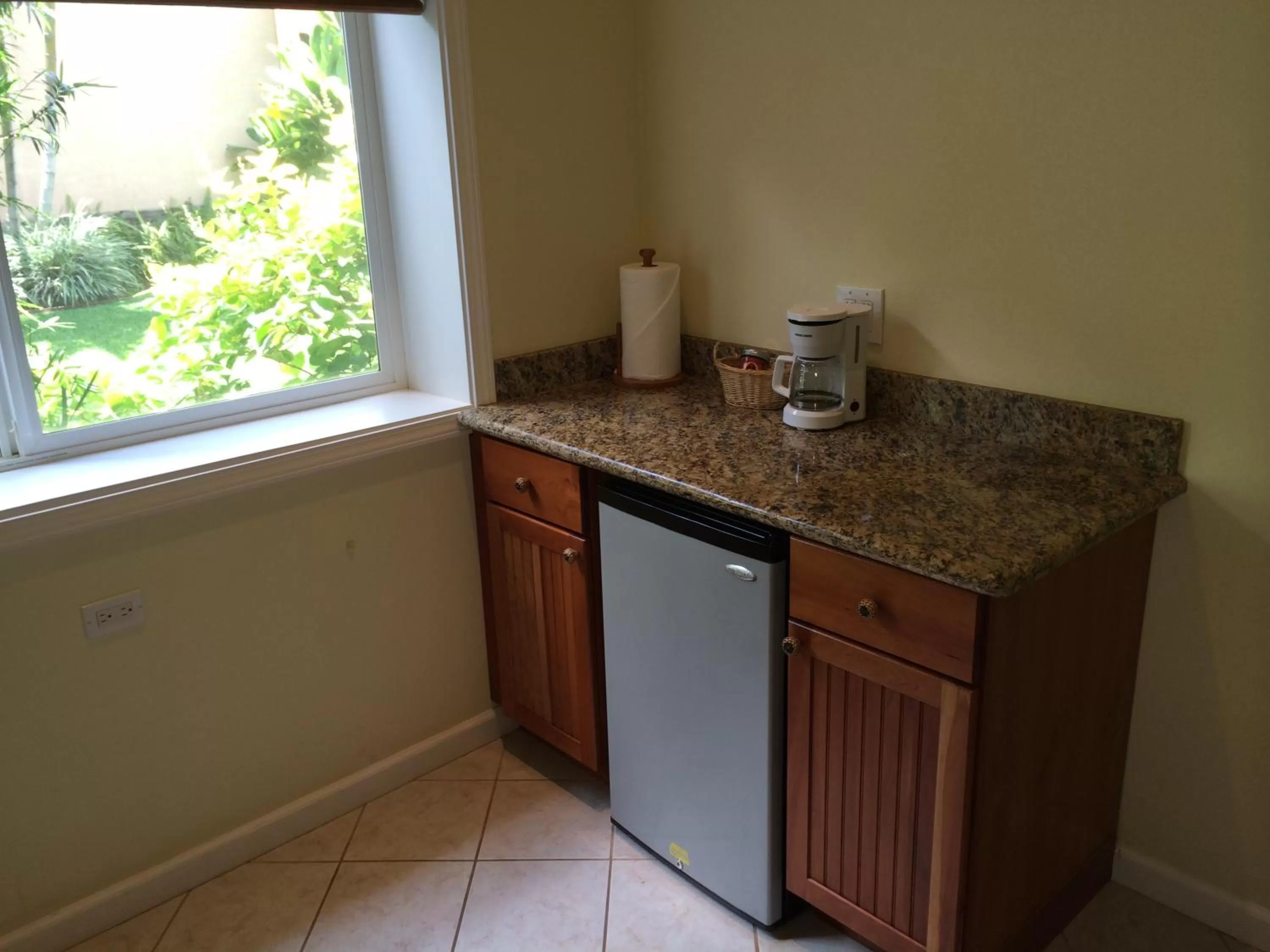 Coffee/tea facilities, Kitchen/Kitchenette in Maui Beach House B & B