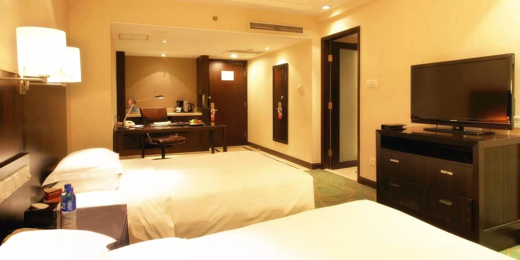 Photo of the whole room, Bed in Guo Ji Yi Yuan Hotel