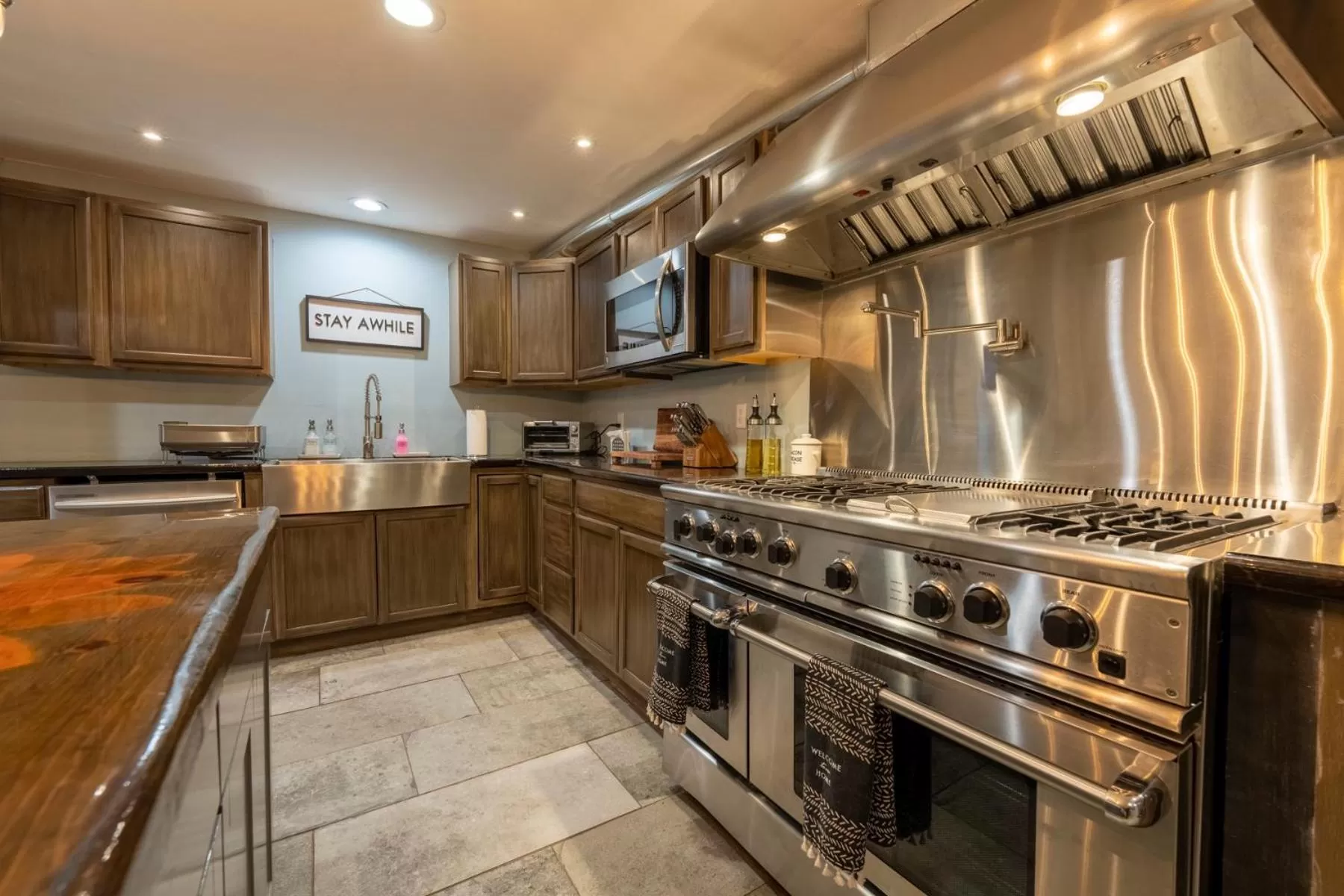 stove, Kitchen/Kitchenette in Pump House Inn & Spa