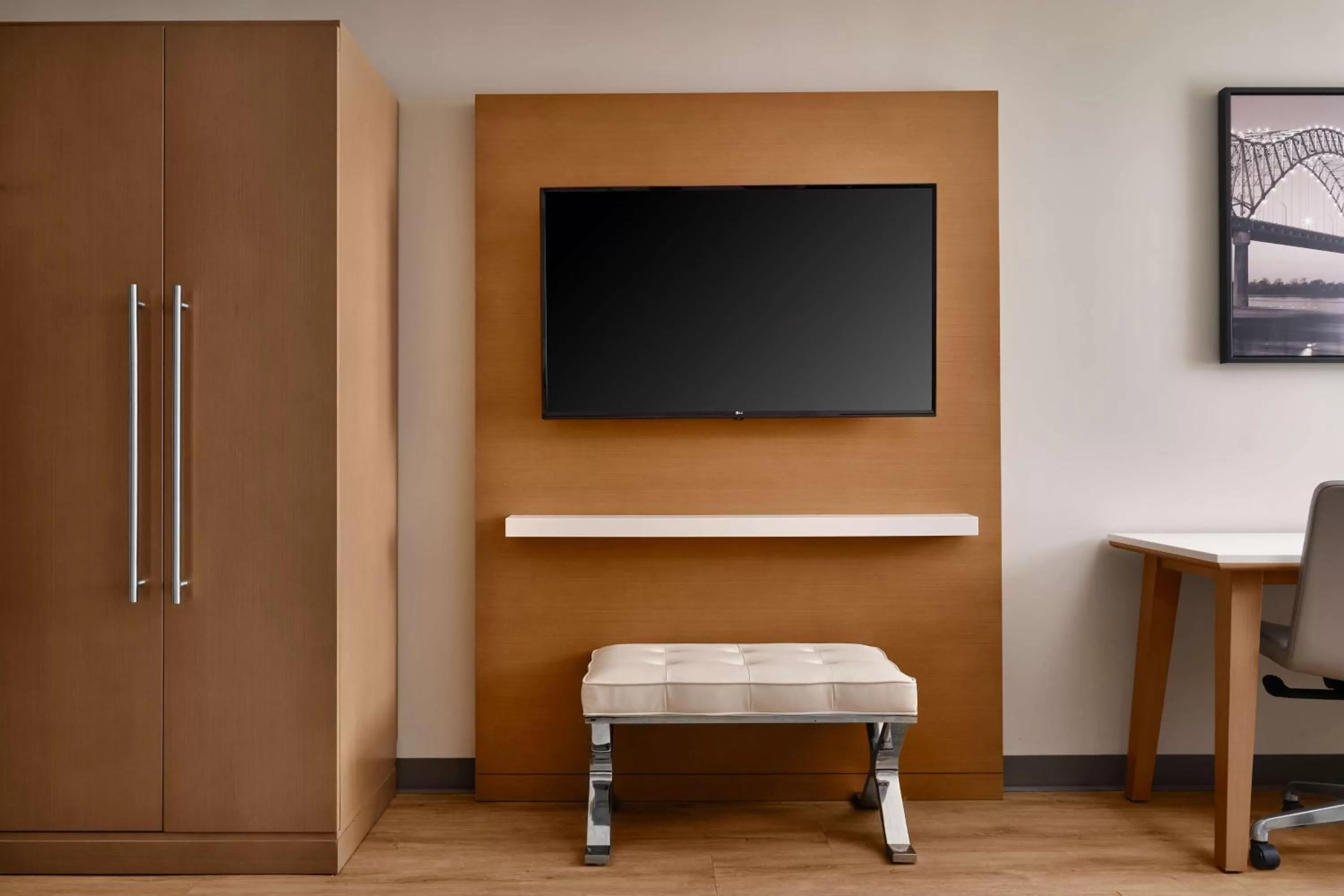 King Room with Sofa Bed and Roll-In Shower - Accessible/Non-Smoking in Radisson Hotel West Memphis