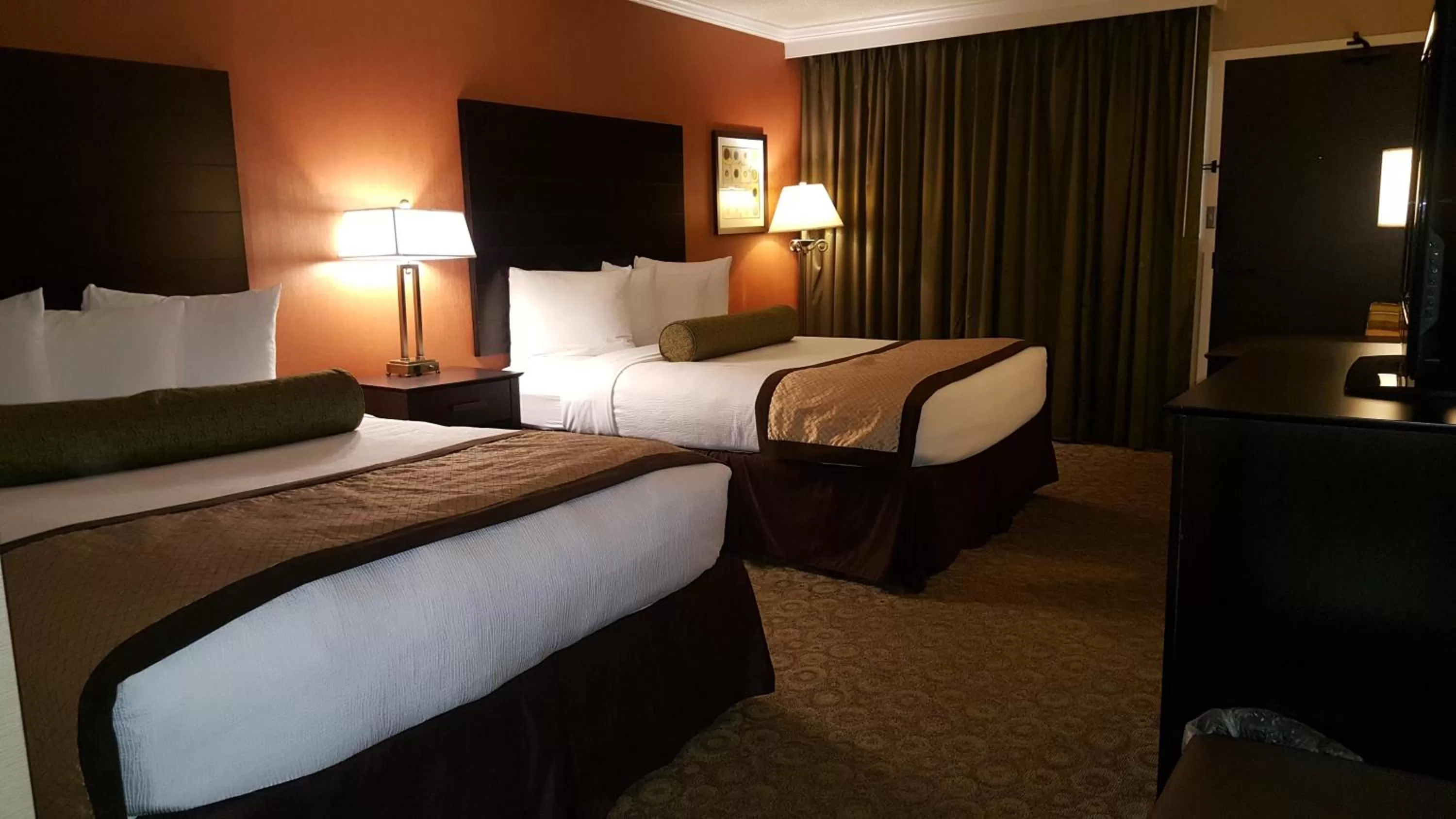 Bed in Best Western Premier Nicollet Inn