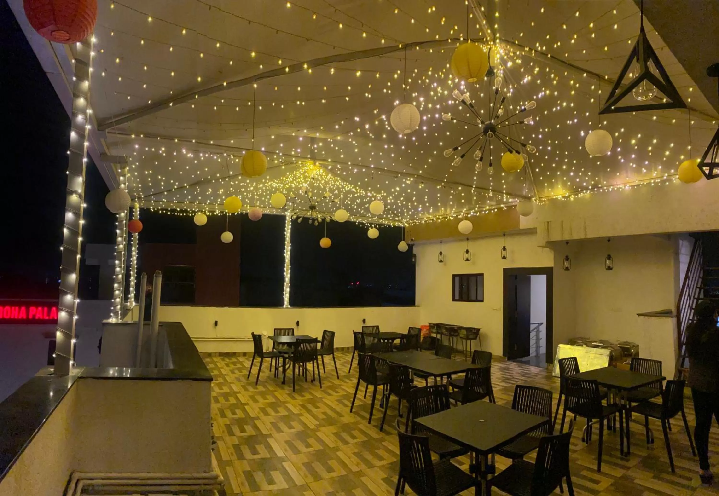 Restaurant/places to eat in Hotel Golden Bliss