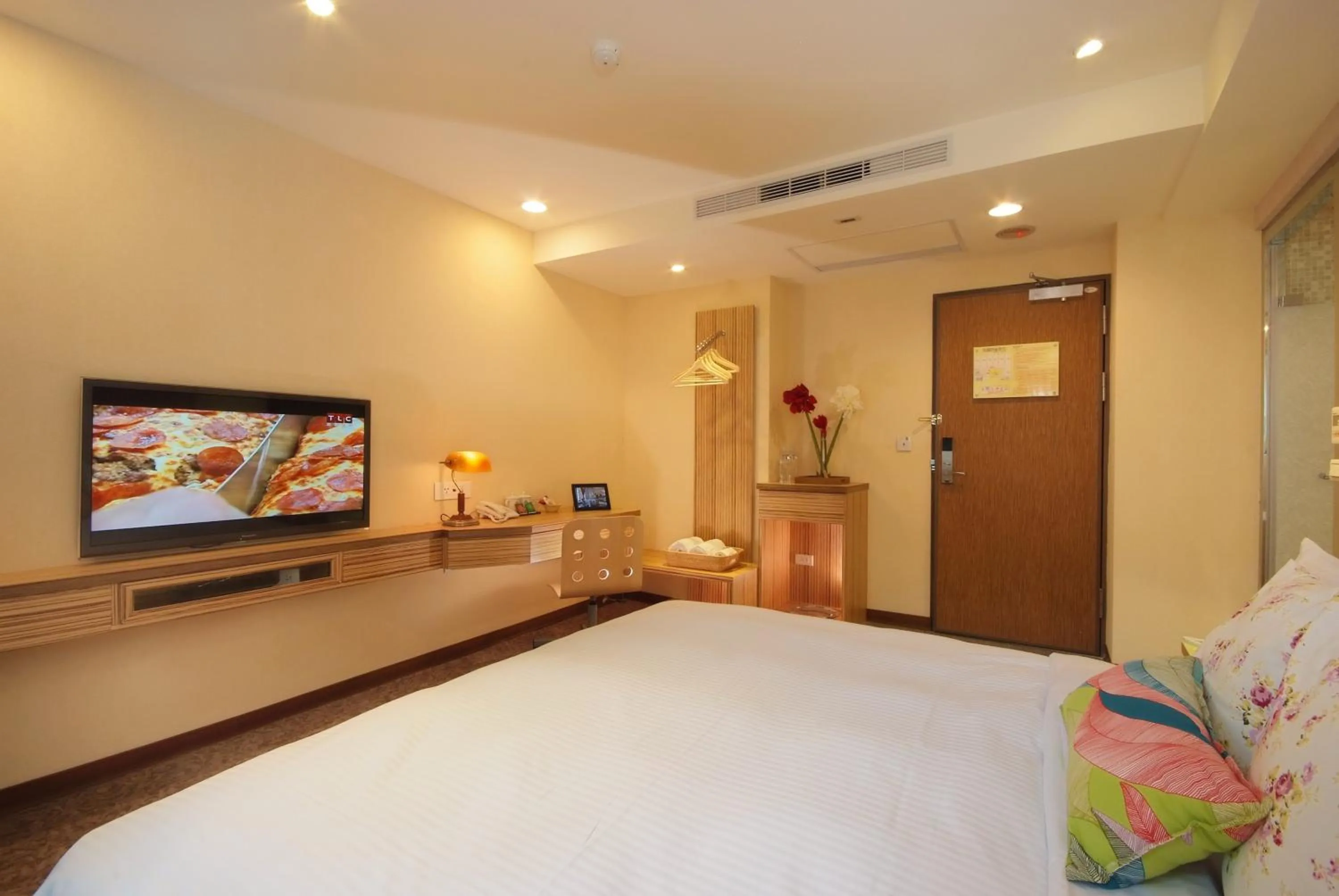 Bed in NAGAHIRO Hotel