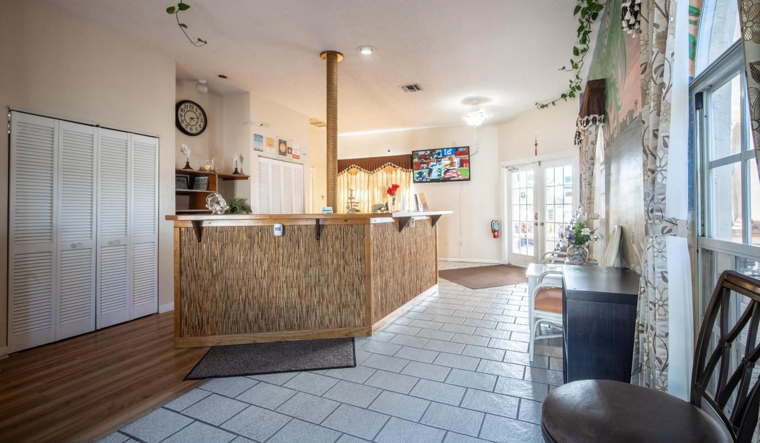 Lobby or reception in Island Sun Inn & Suites - Venice, Florida Historic Downtown & Beach Getaway