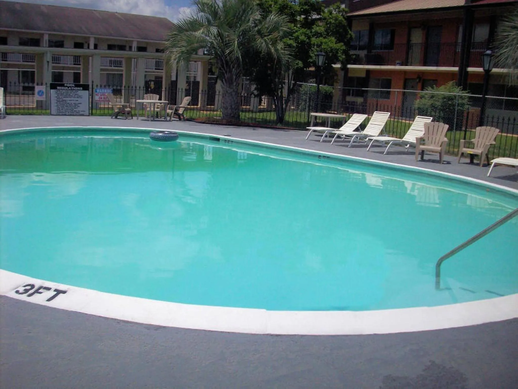 Swimming pool in Executive Inn & Suites