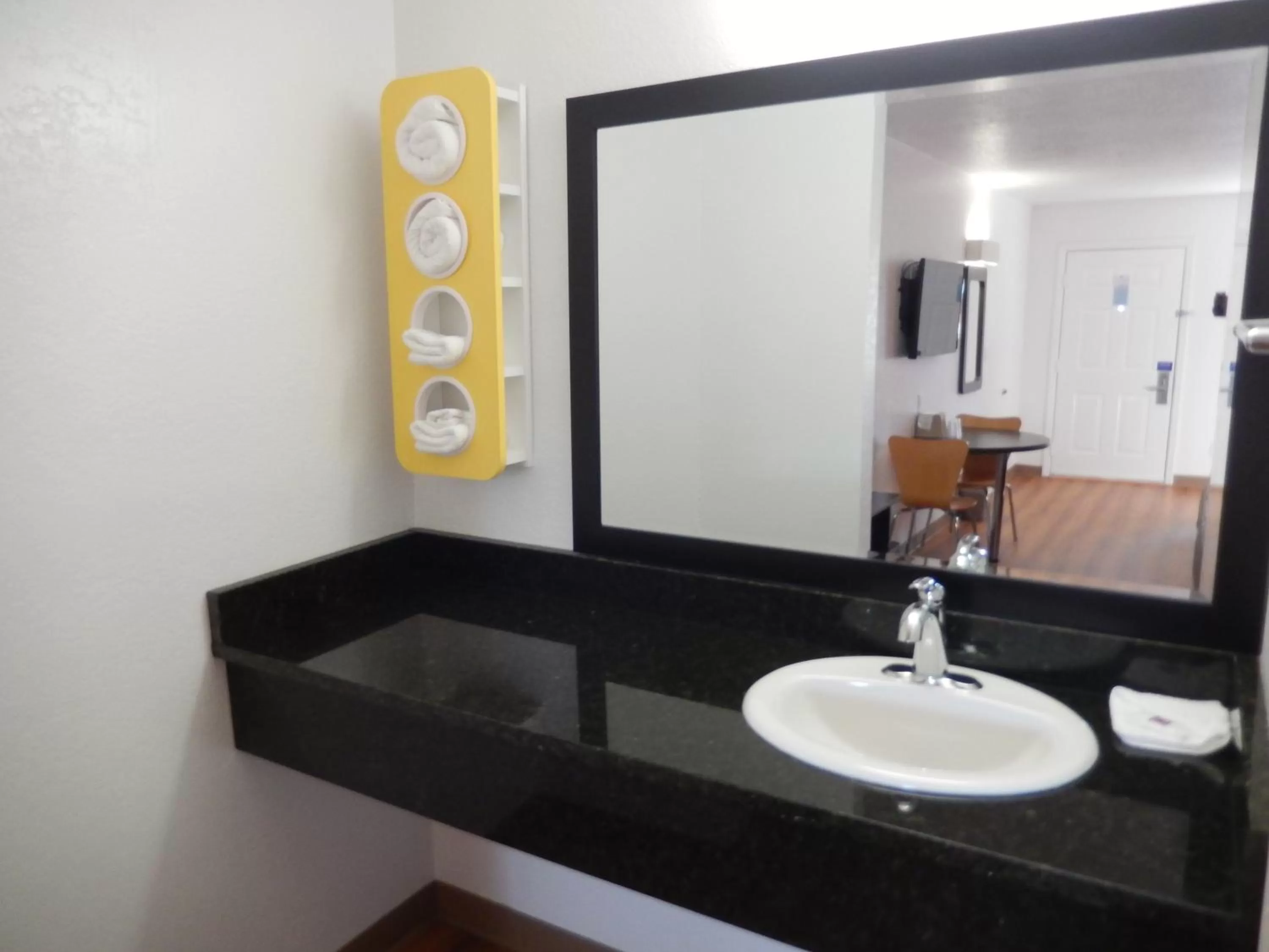 Property building in Motel 6-Moultrie, GA