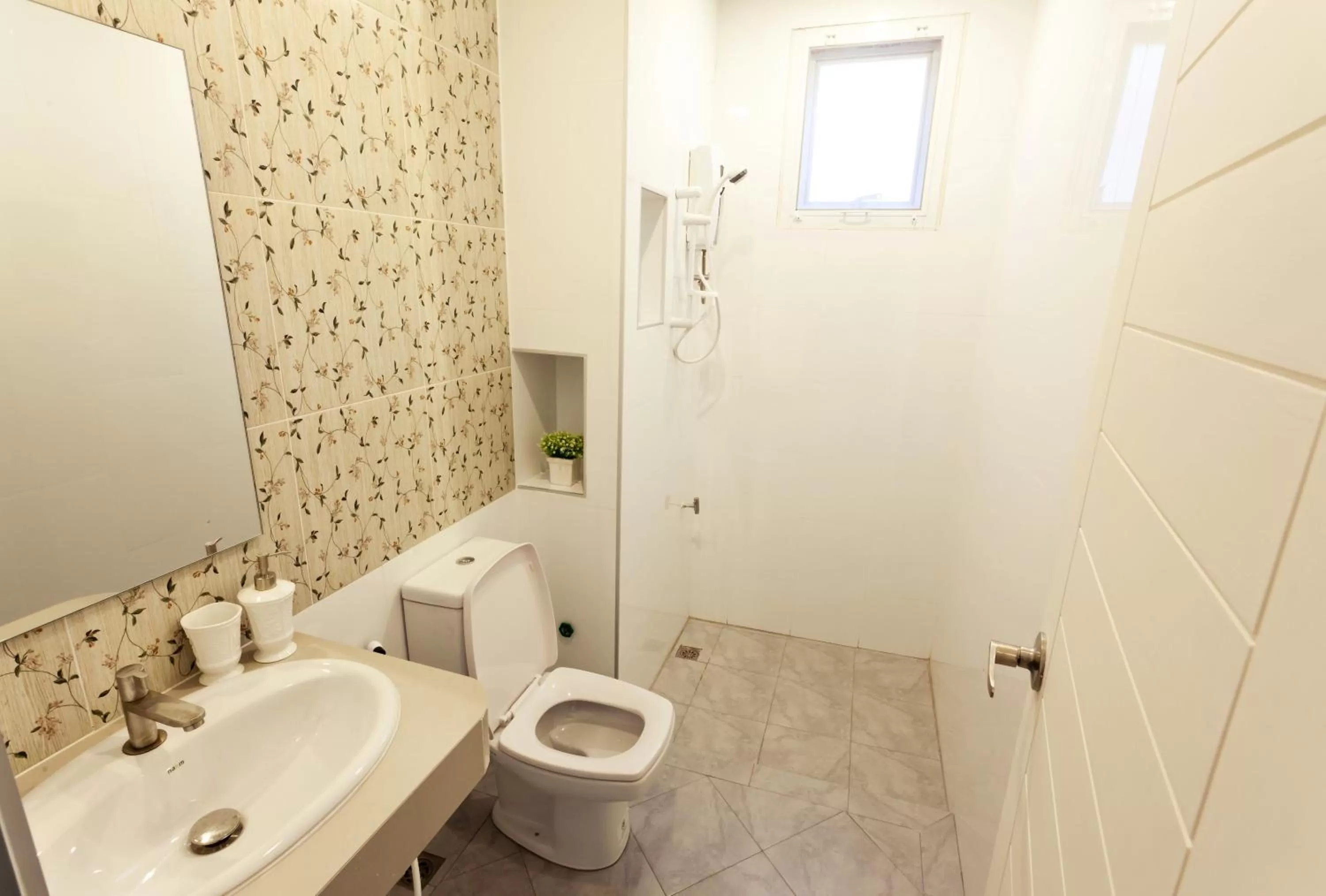 Shower, Bathroom in The Eight