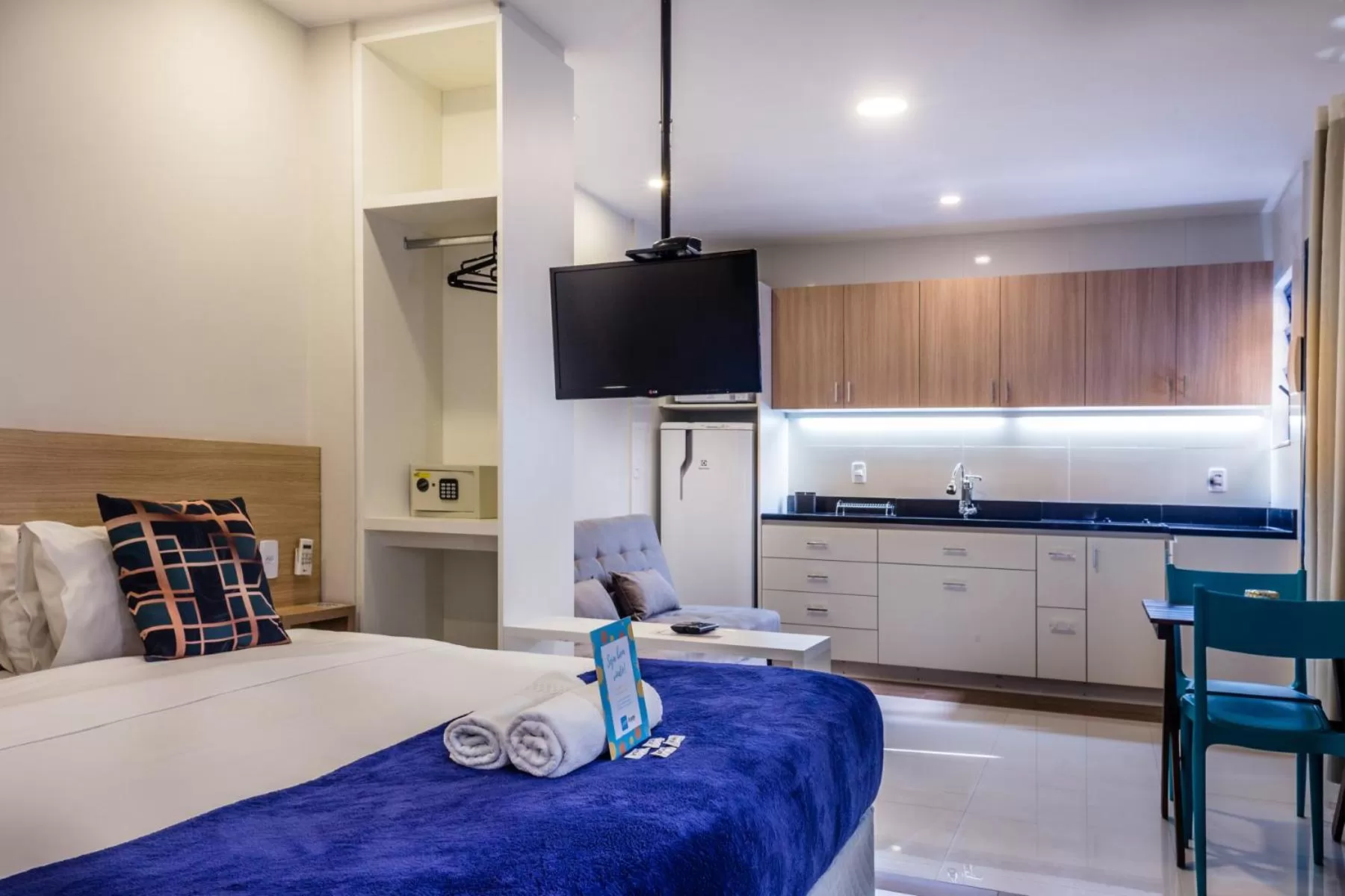 Bedroom, Kitchen/Kitchenette in Injoy Suítes & Aparts