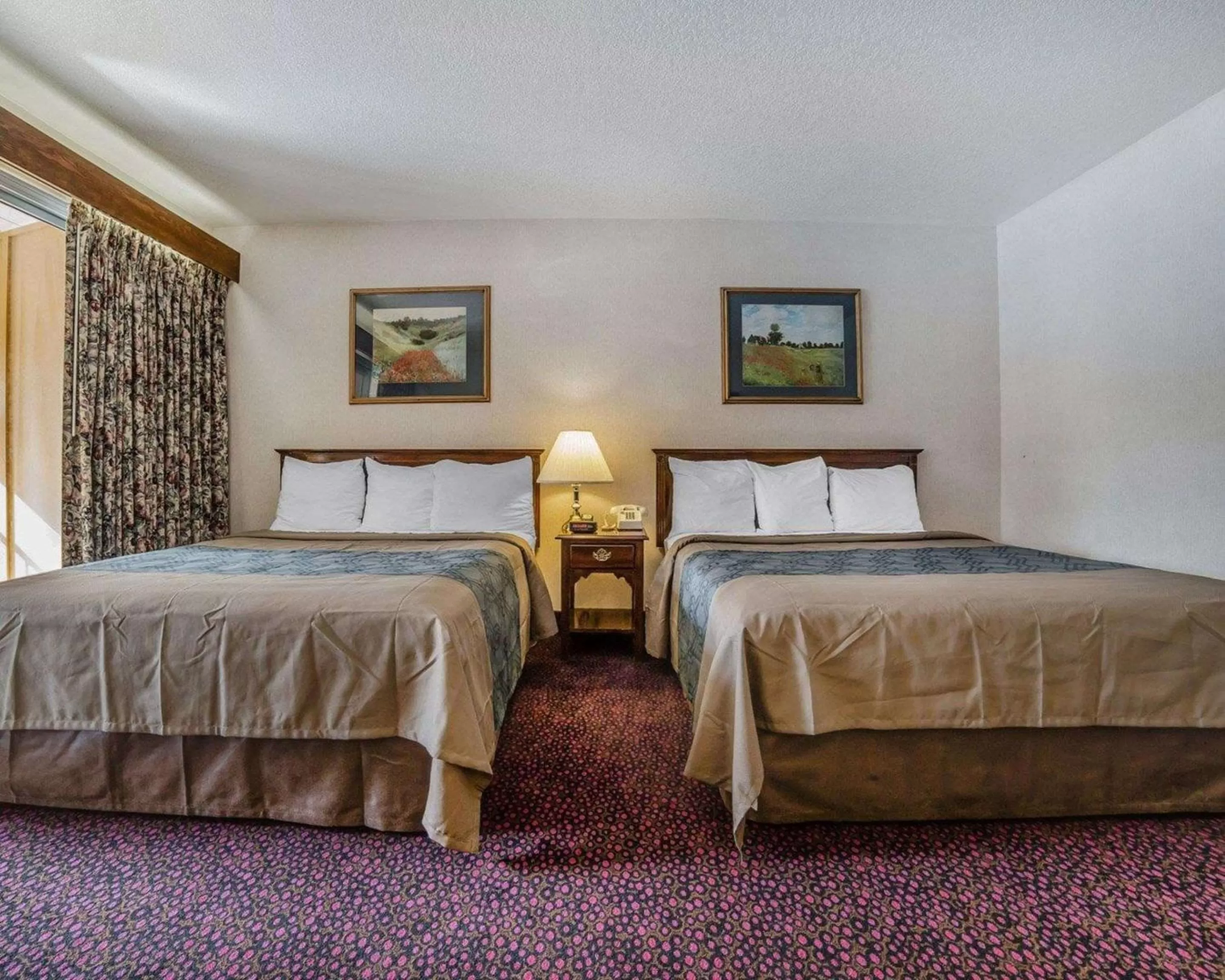 Photo of the whole room, Bed in Econo Lodge Near Reno-Sparks Convention Center