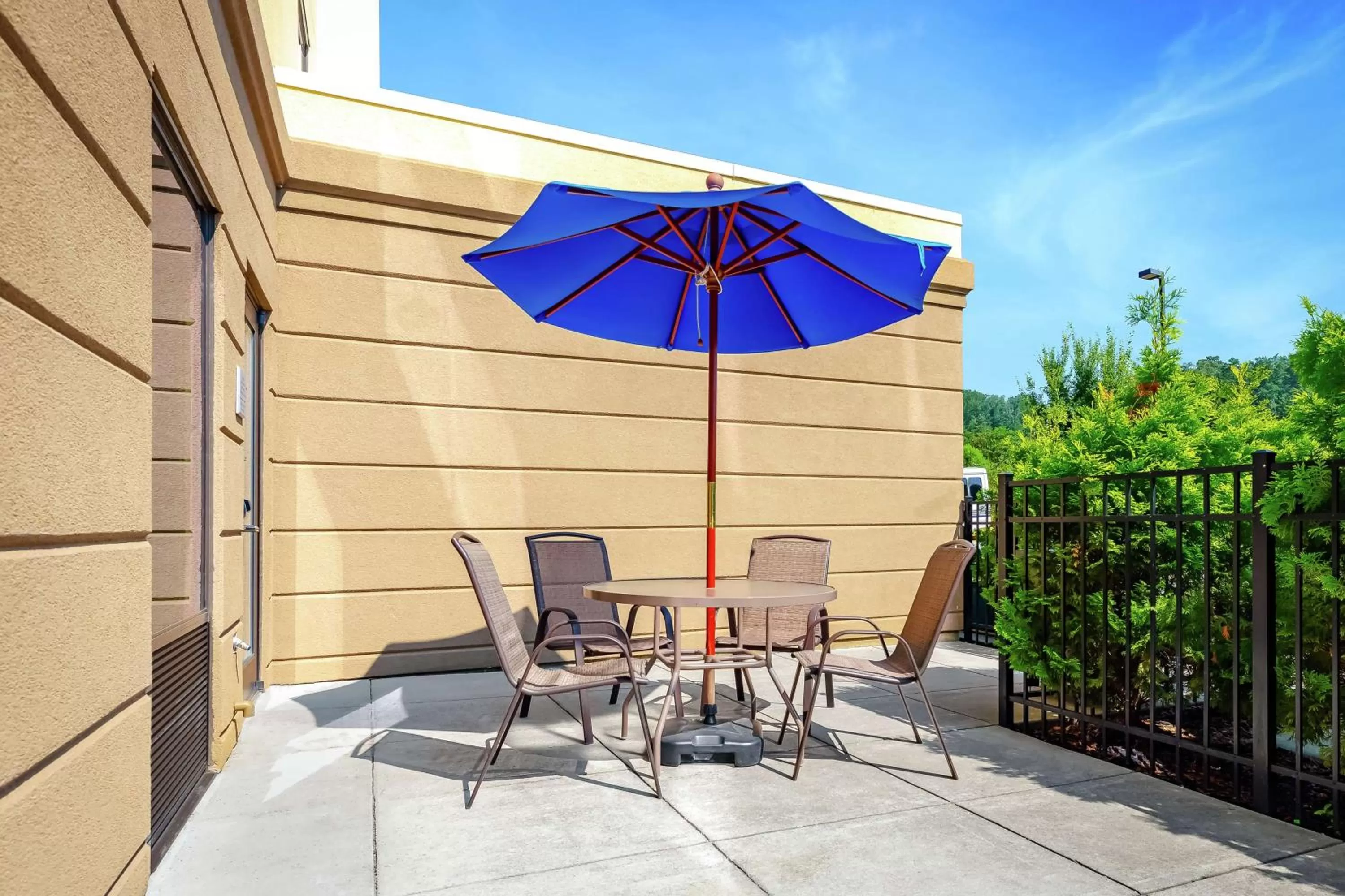 Patio in Hampton Inn and Suites Adairsville/Calhoun Area