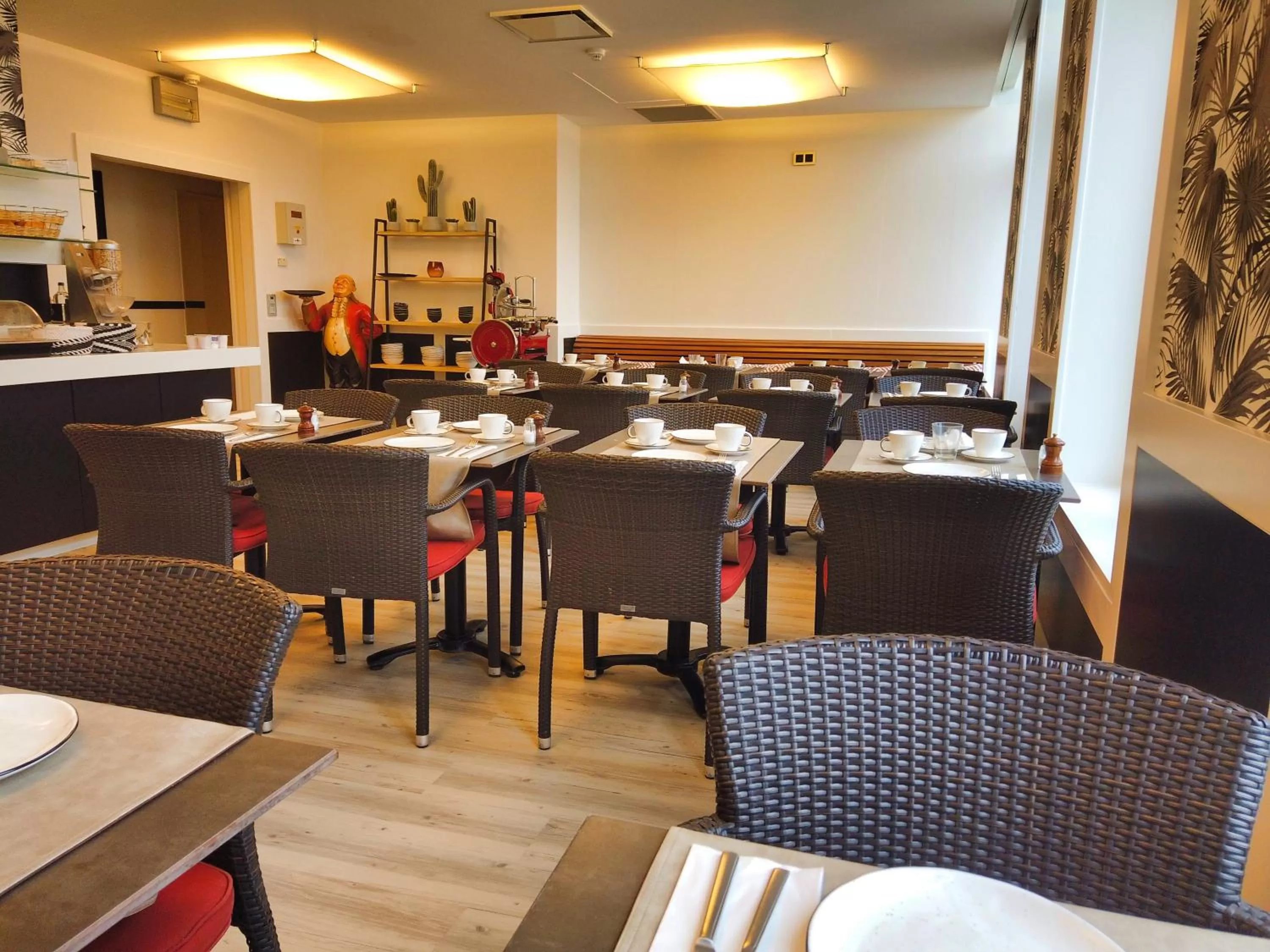 Restaurant/places to eat in Hotel Bliss