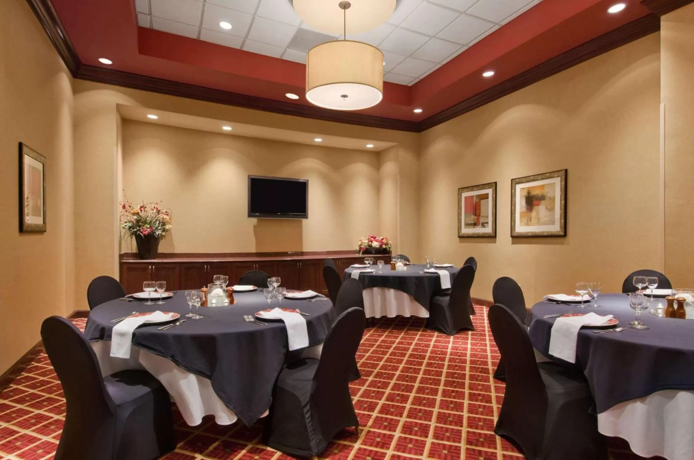 Restaurant/places to eat in Embassy Suites by Hilton Charlotte Concord Golf Resort & Spa