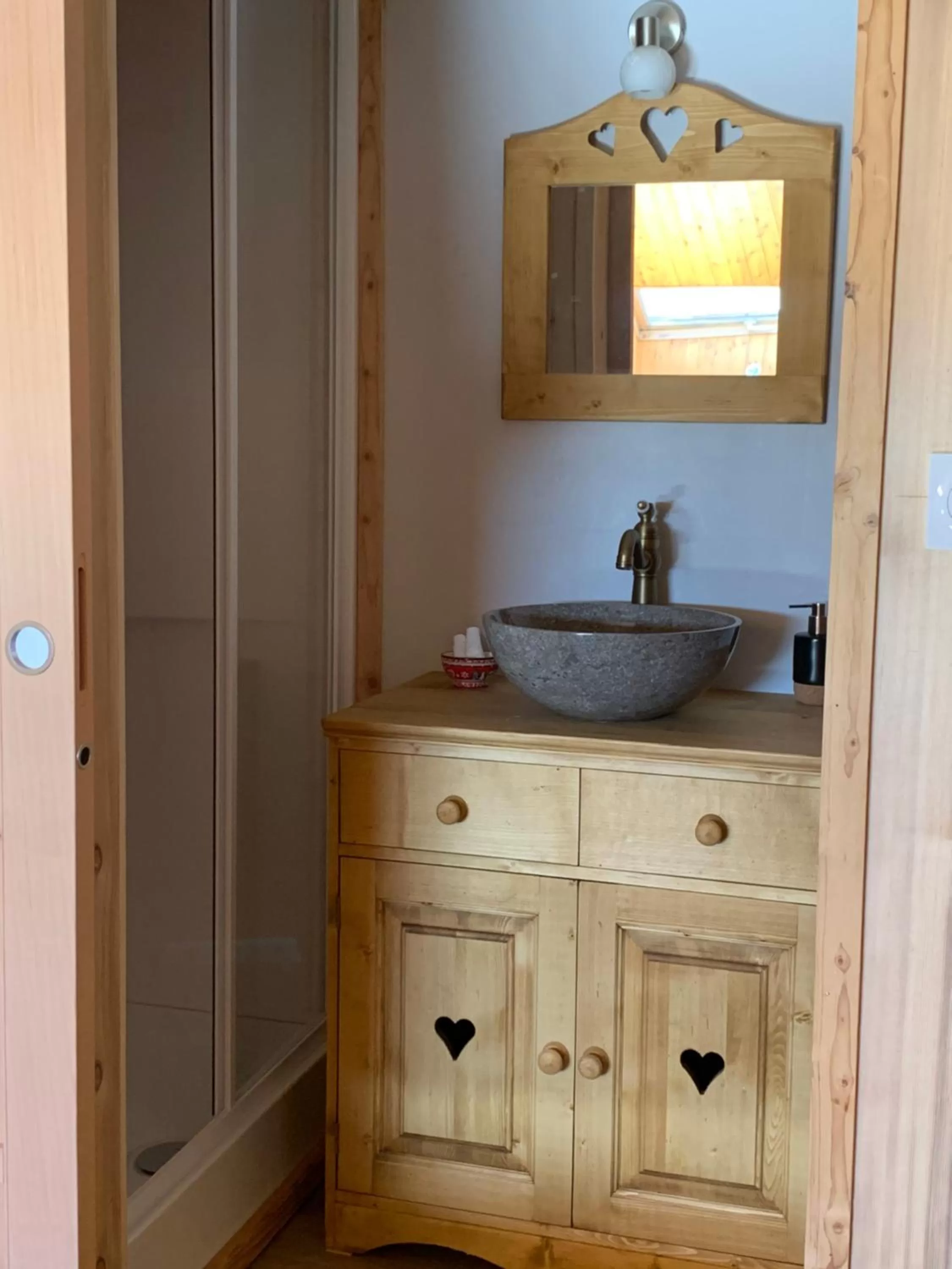 Bathroom in L'écho des Artois