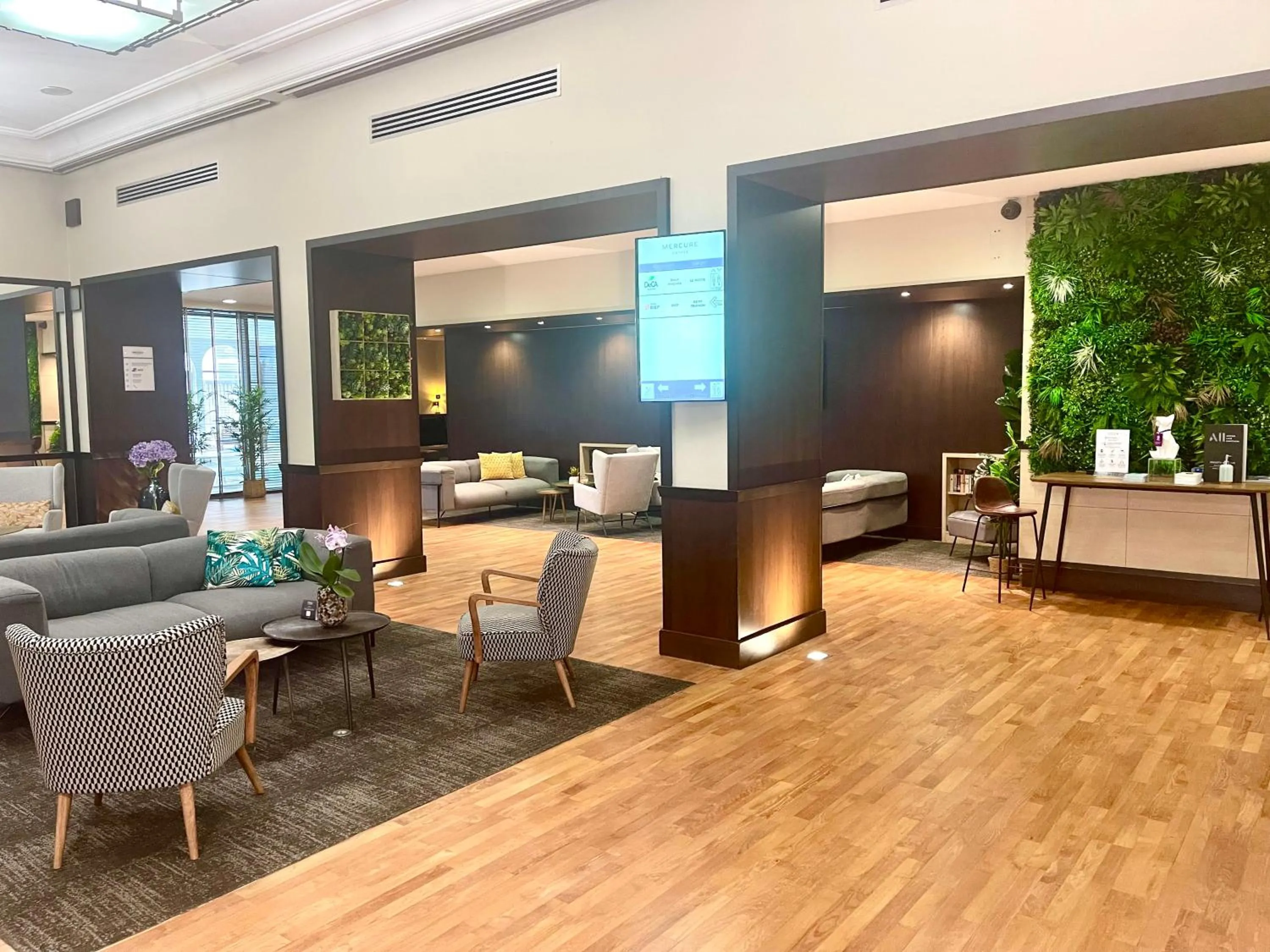 Lobby or reception in Mercure Paris Velizy