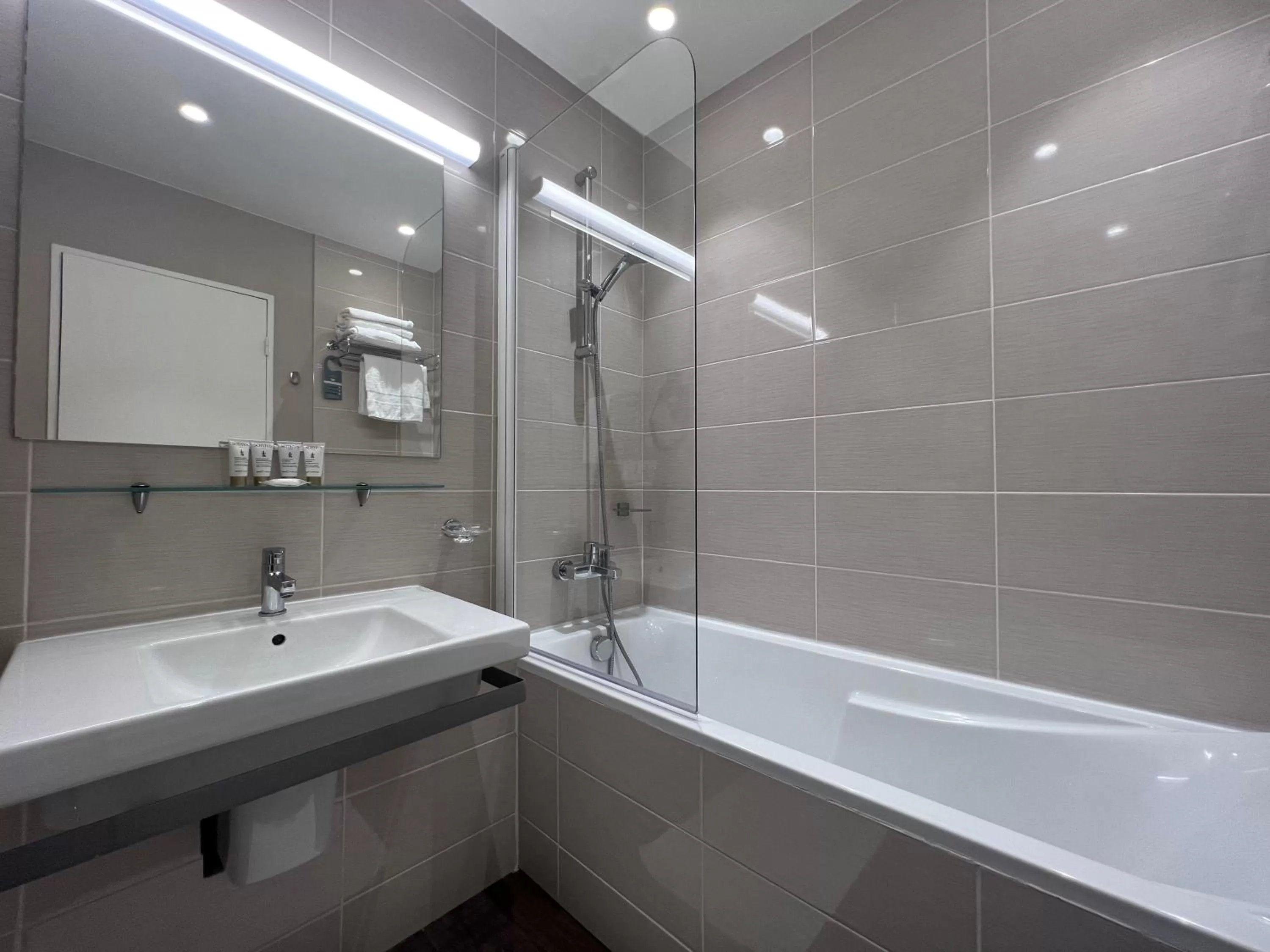 Bathroom in L'Échappée - Hôtel Casino Dieppe