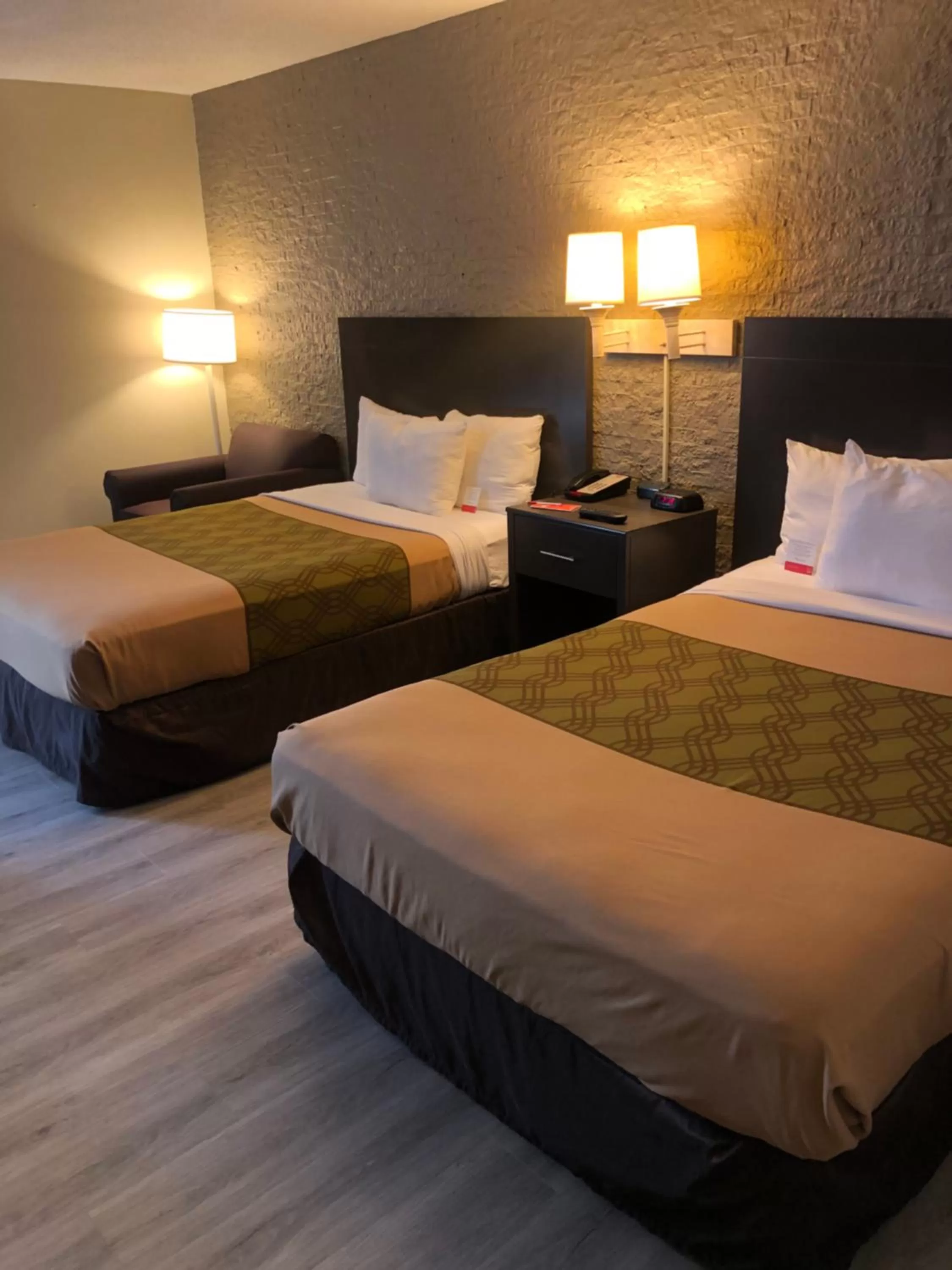 Bedroom, Bed in Econo Lodge Metro