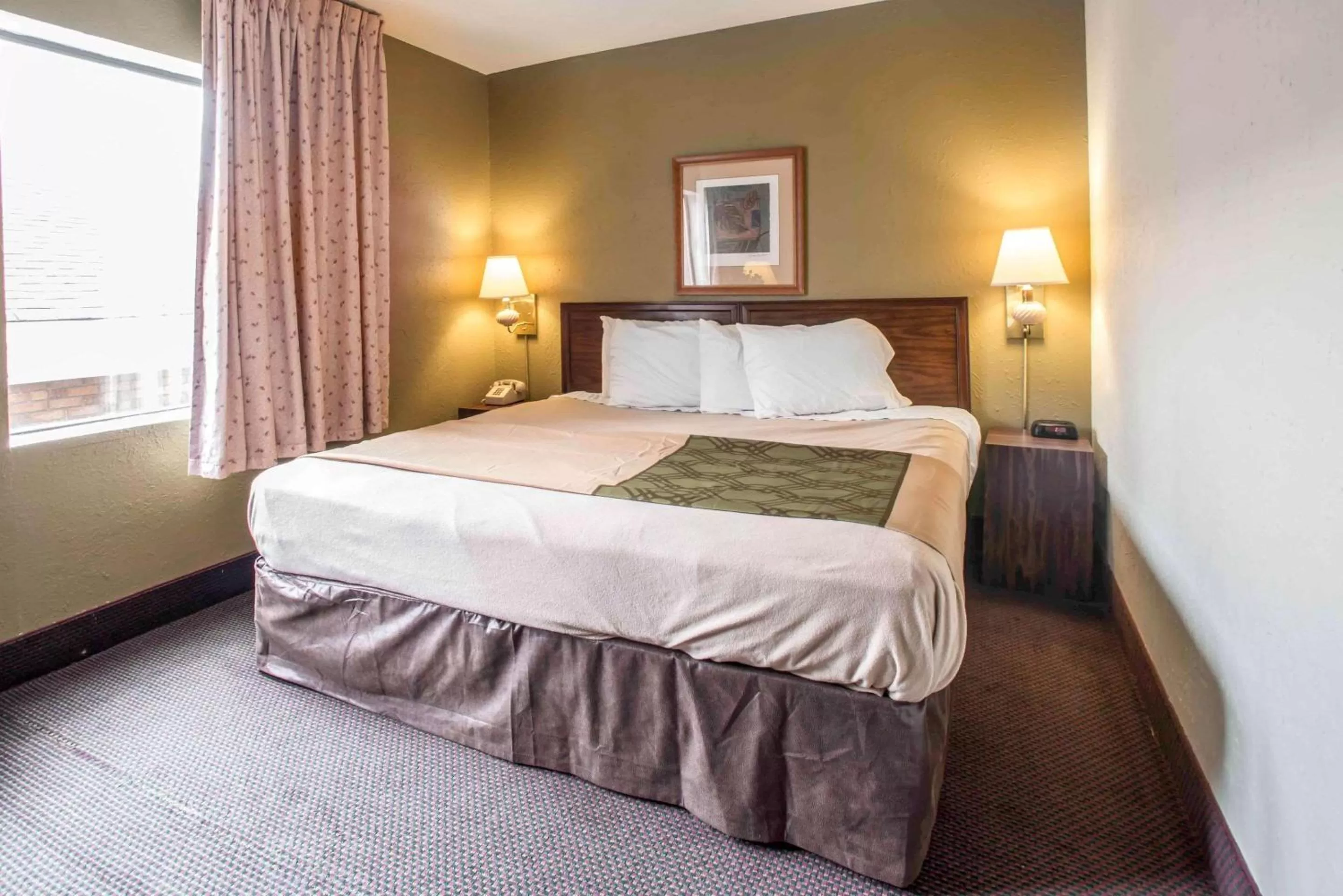 Photo of the whole room in Econo Lodge Marion