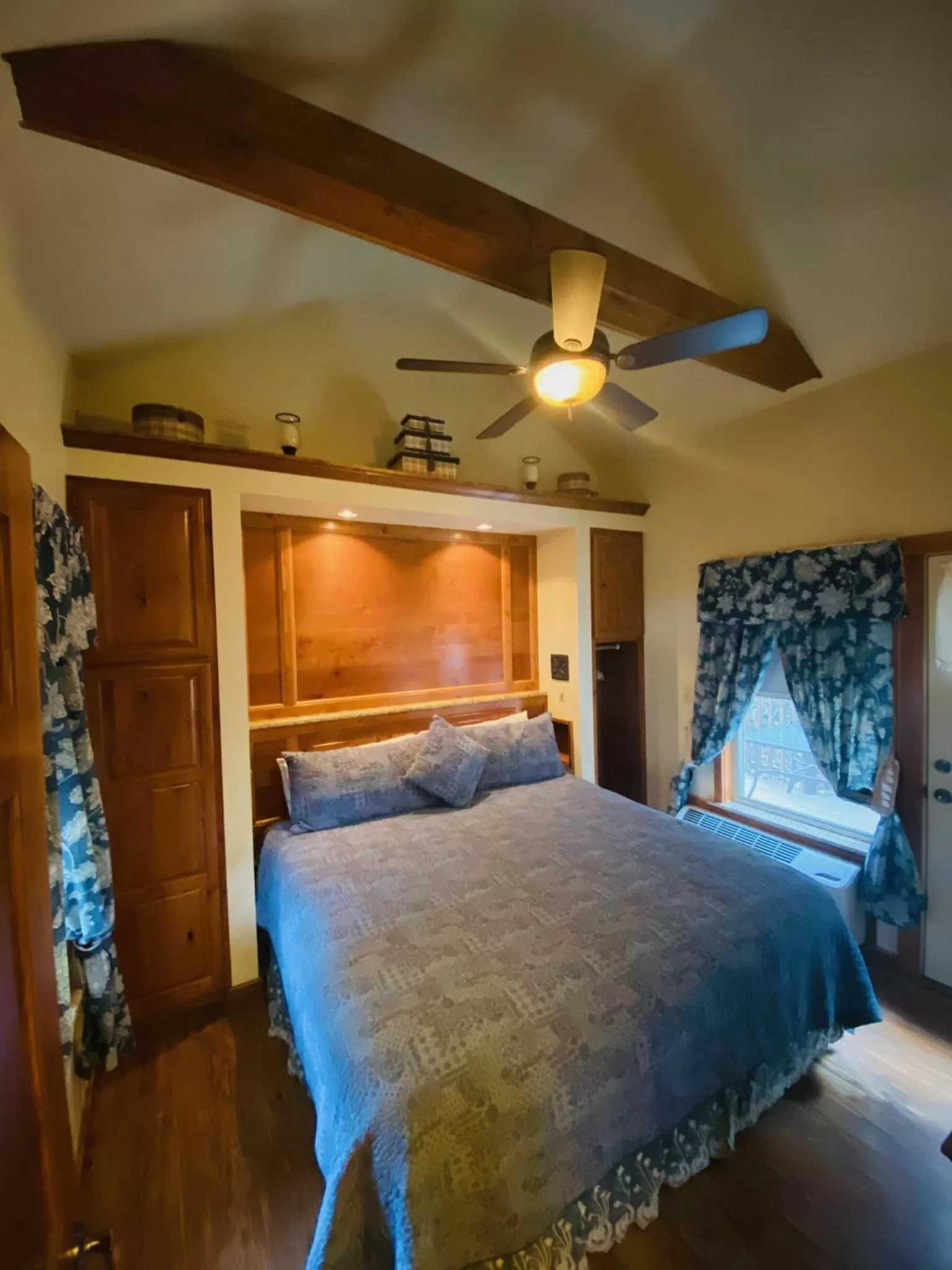 Bedroom, Bed in All Seasons Treehouse Village