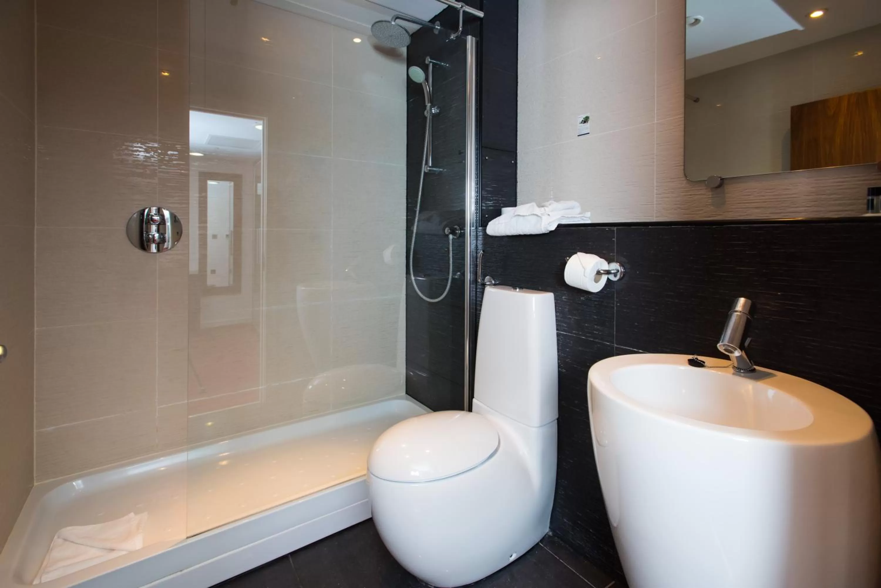 Bathroom in Mercure Newbury West Grange Hotel