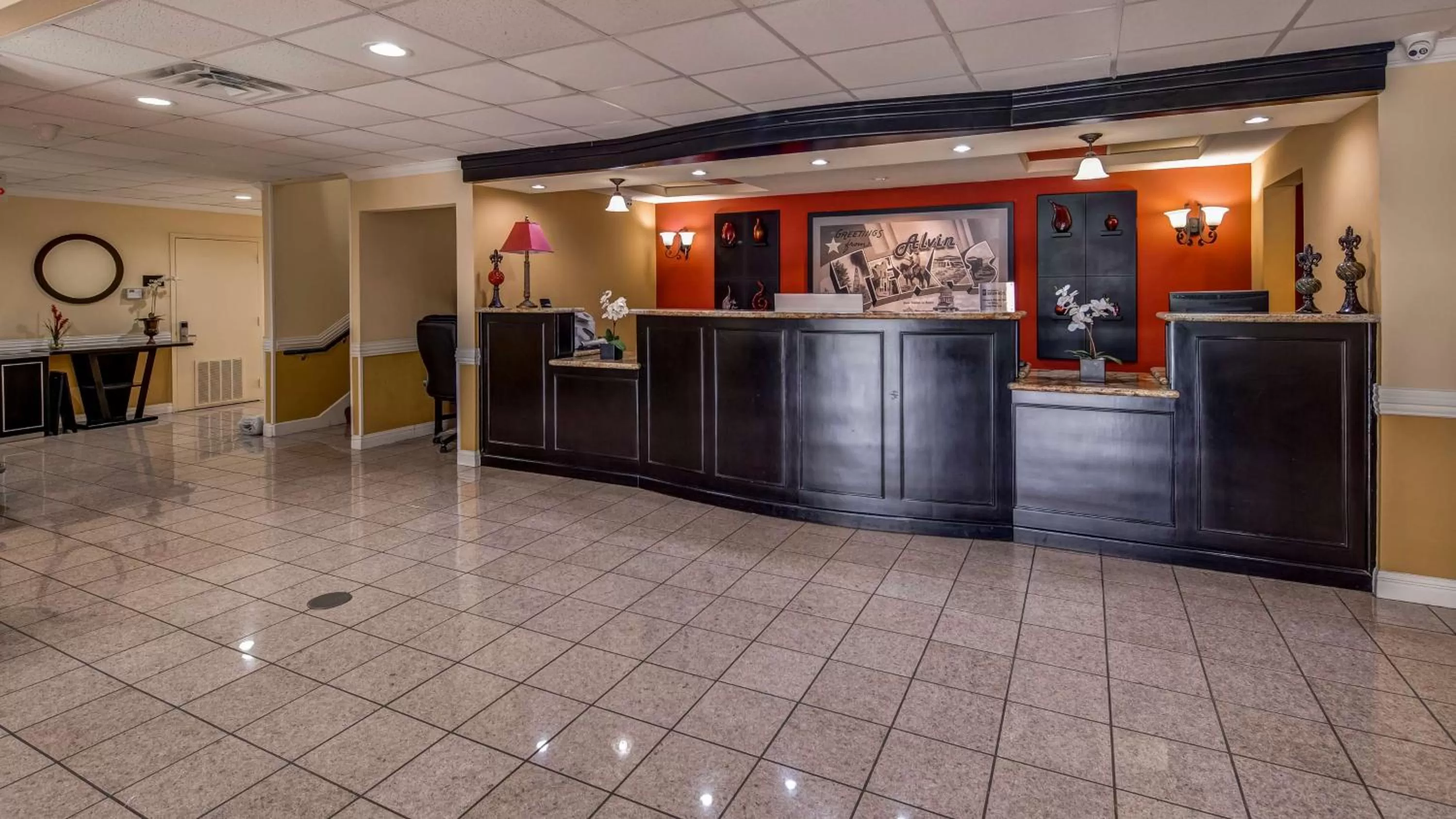 Lobby or reception in SureStay Plus Hotel by Best Western Alvin