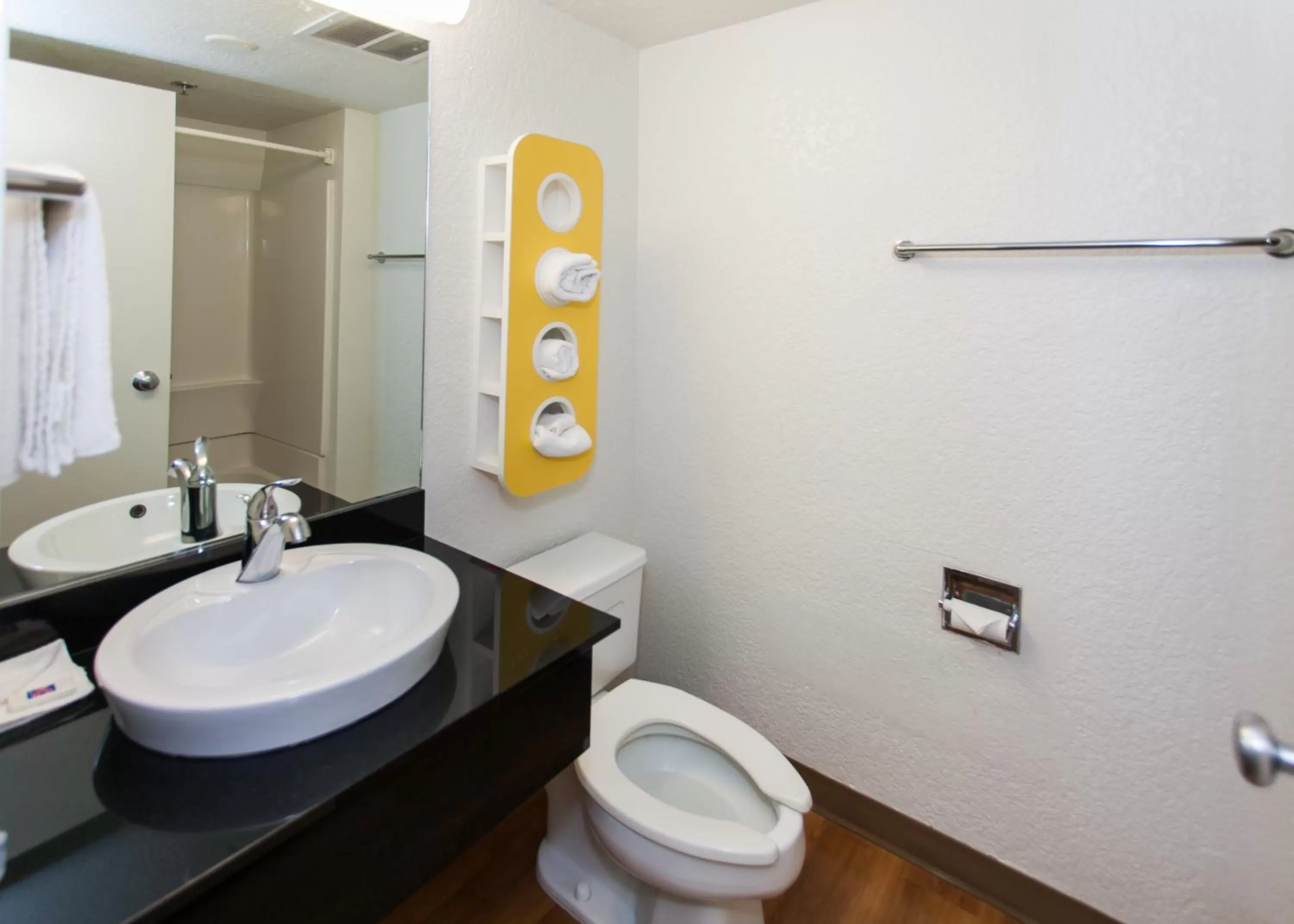 Bathroom in Motel 6-Los Angeles, CA - Los Angeles - LAX