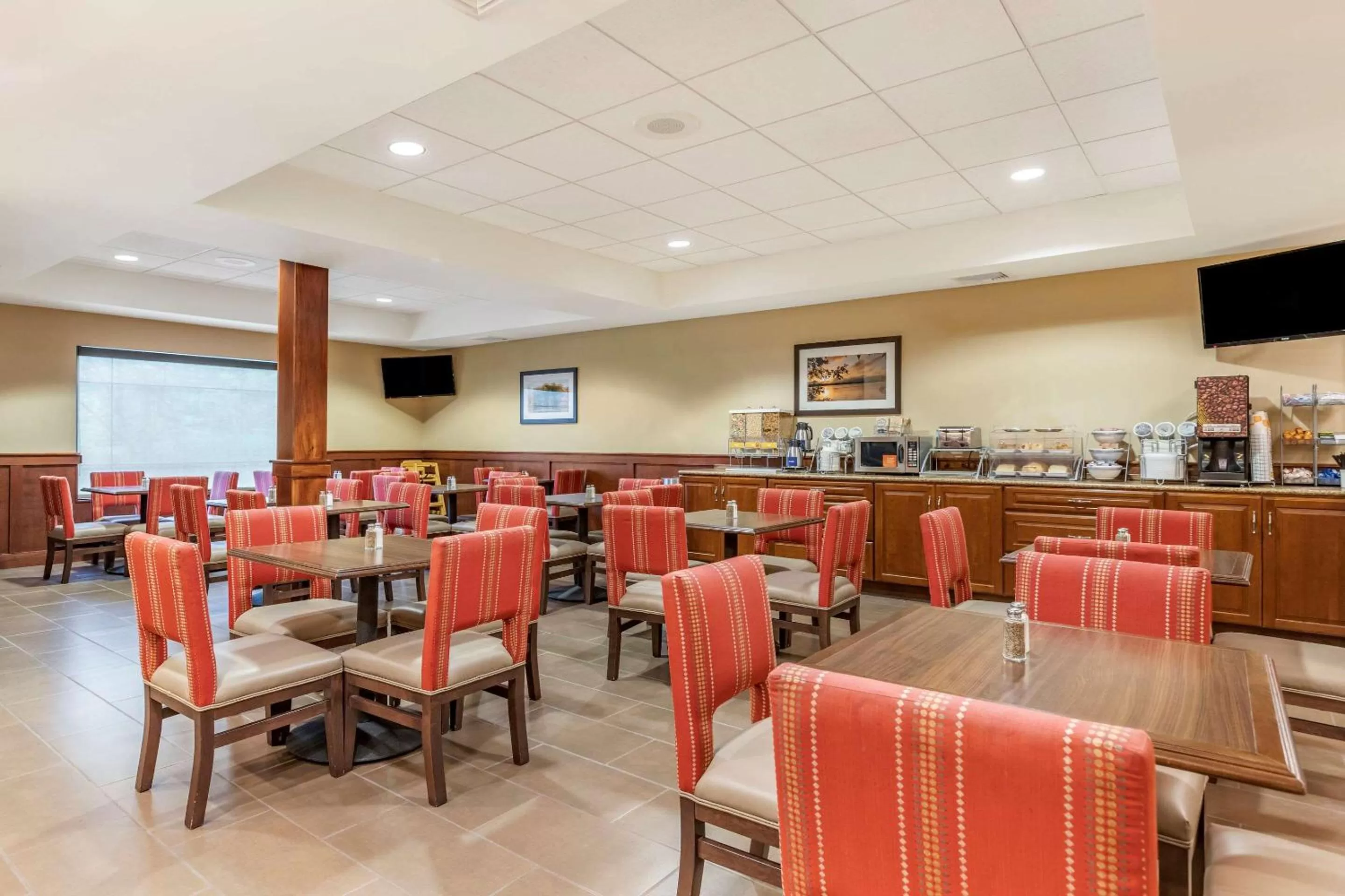 Restaurant/places to eat in Comfort Suites Grand Rapids North